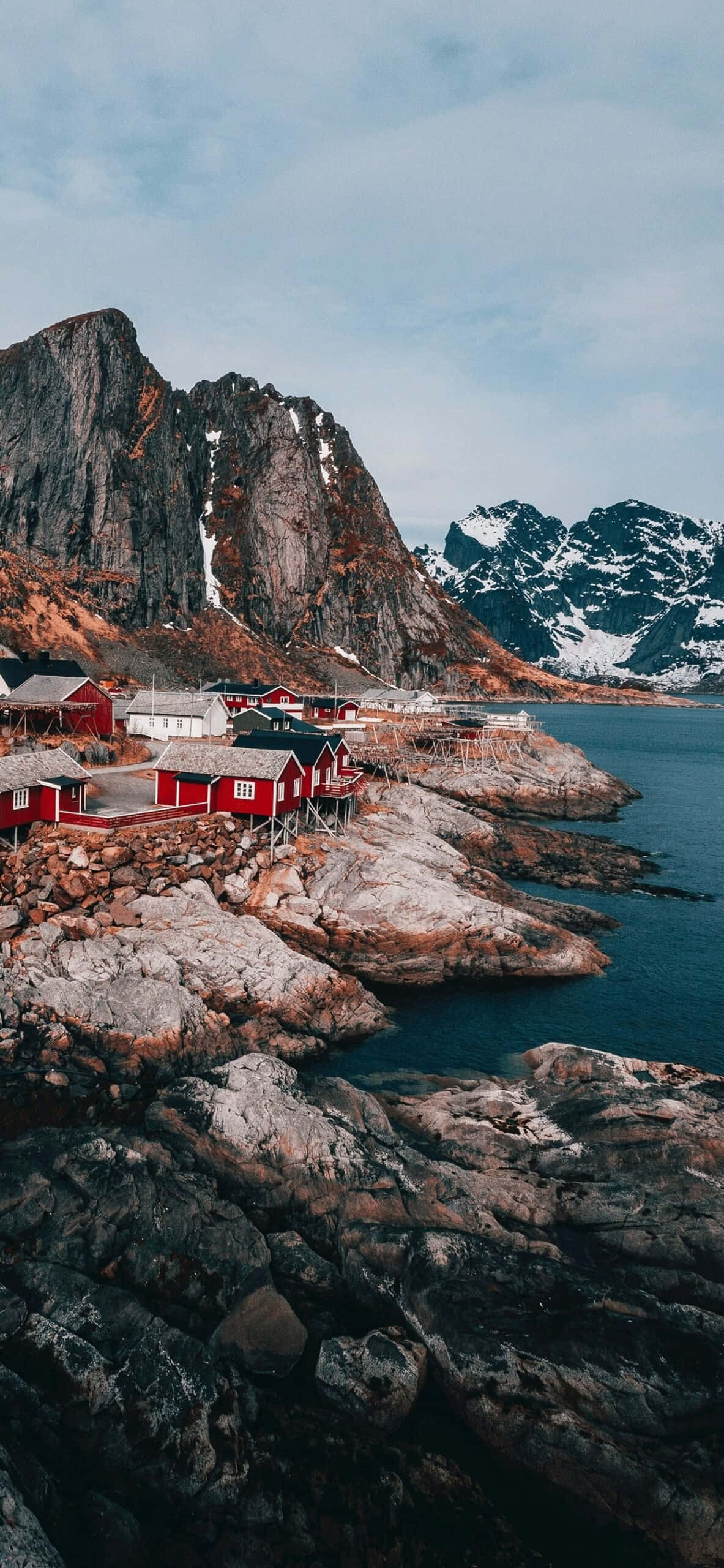 Mandhari ya rangi ya Skandinavia juu ya Hardangerfjord katika Norway Picha ya Ukuta