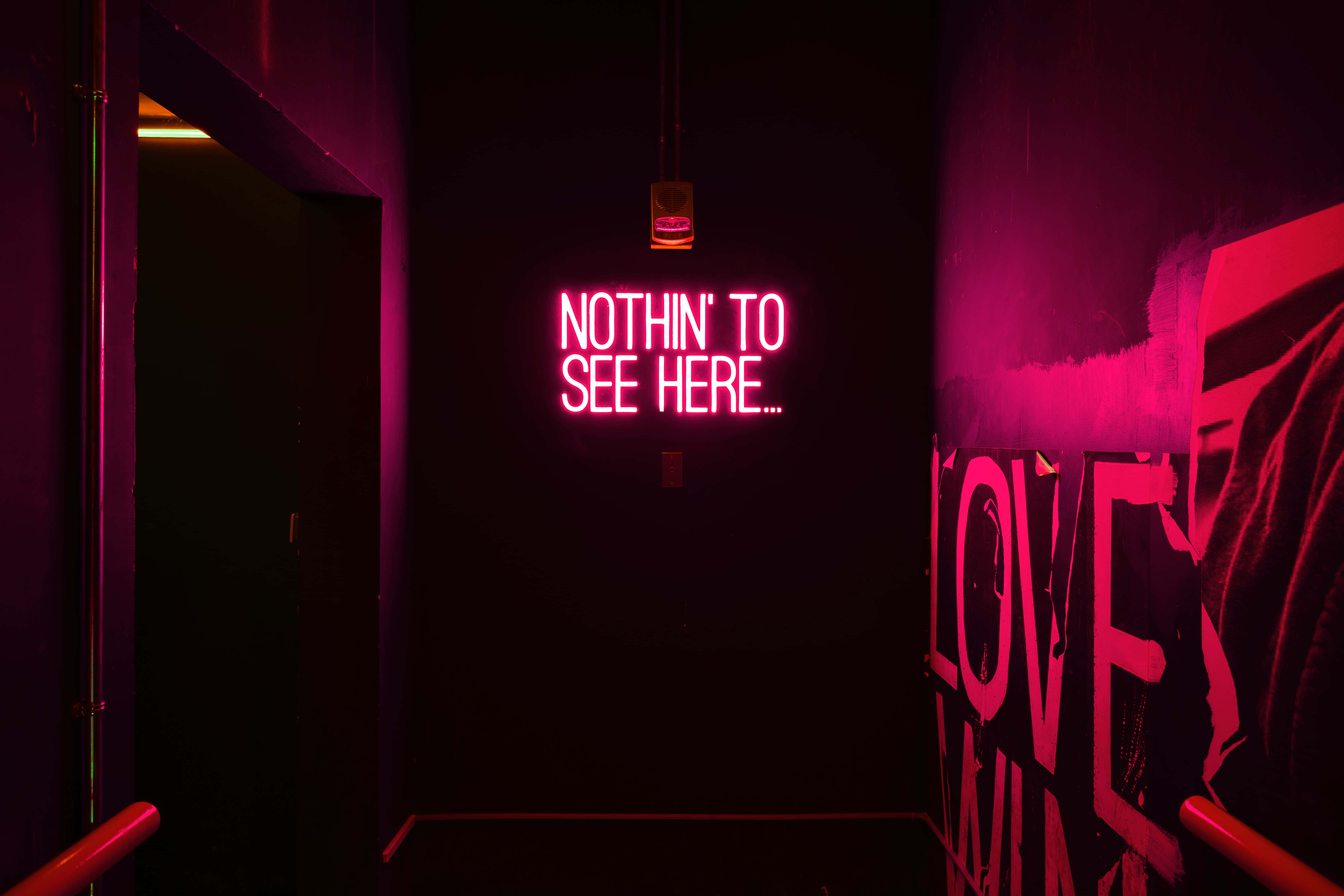 Mandhari ya Taa Nyekundu za Neon Picha ya Ukuta