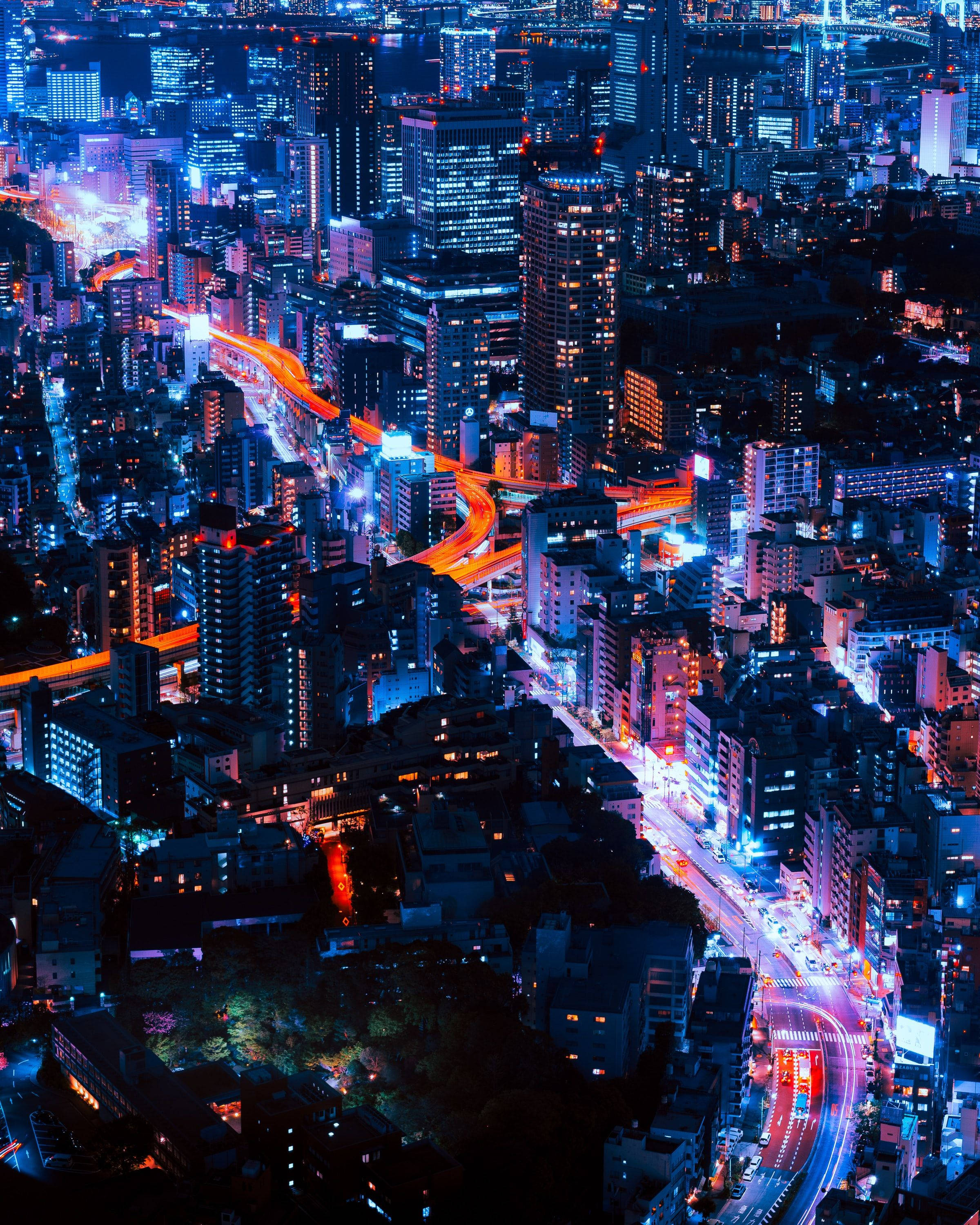 Mandhari ya Tokyo Ukiwa Unang'aa Usiku Picha ya Ukuta