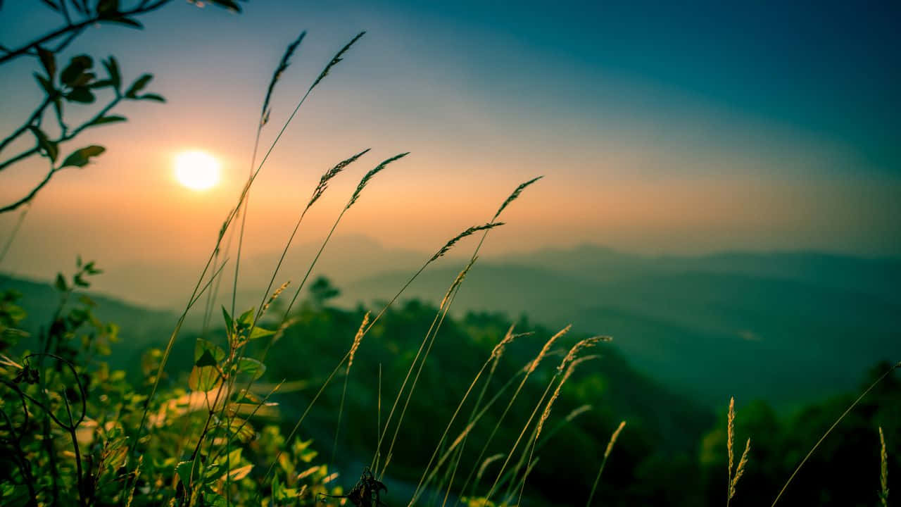 Mandhari ya utulivu na mlima mwendo na machweo mazuri Picha ya Ukuta