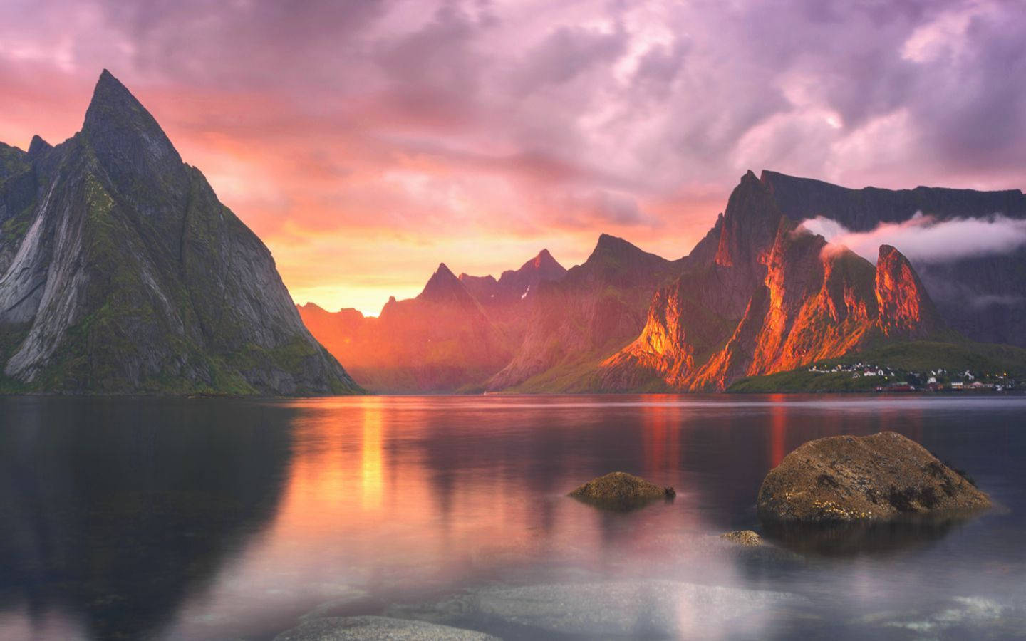 Mandhari ya ziwa la kusinya na MacBook Picha ya Ukuta