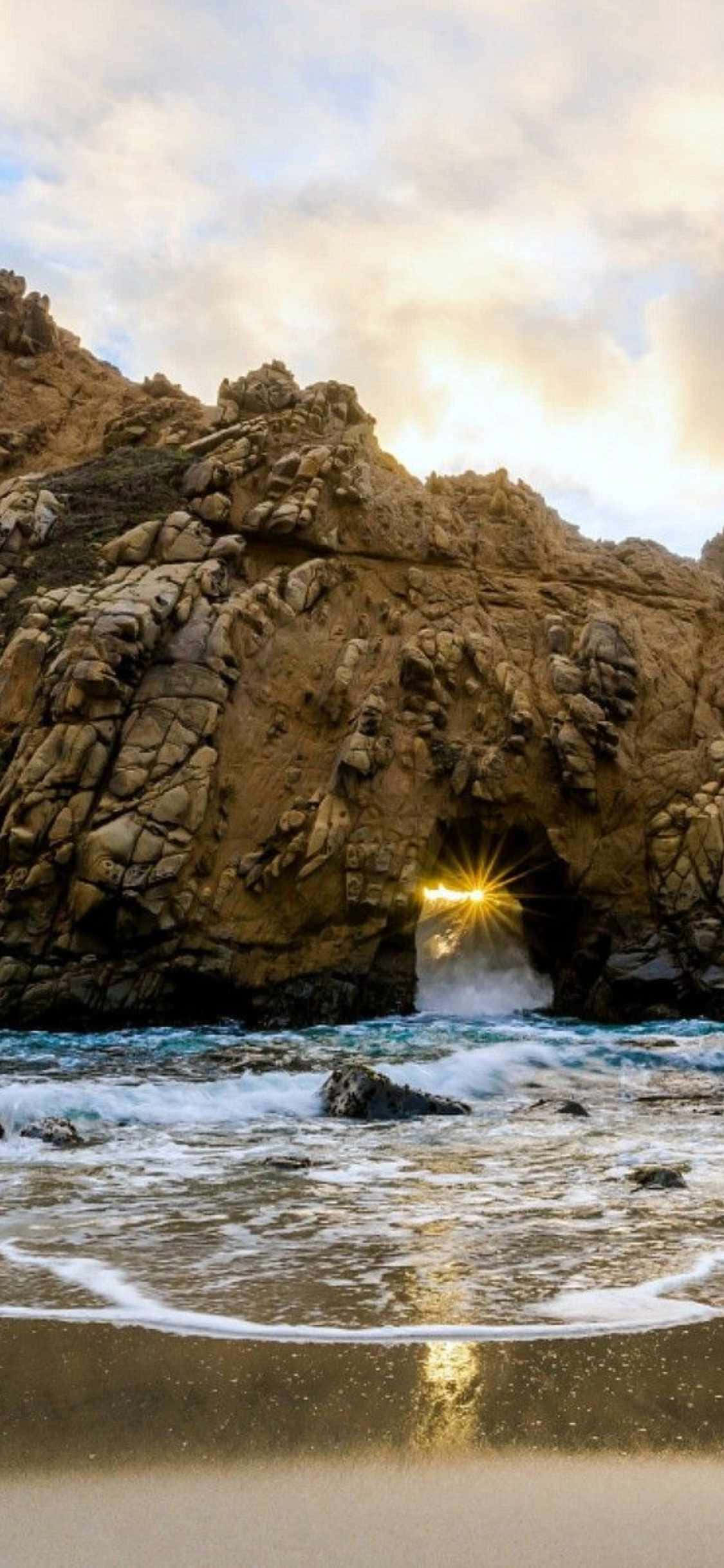 Maoni ya utulivu ya mwanga wa dhahabu wa Malibu, yaliyotwaa na iPhone Xs Picha ya Ukuta