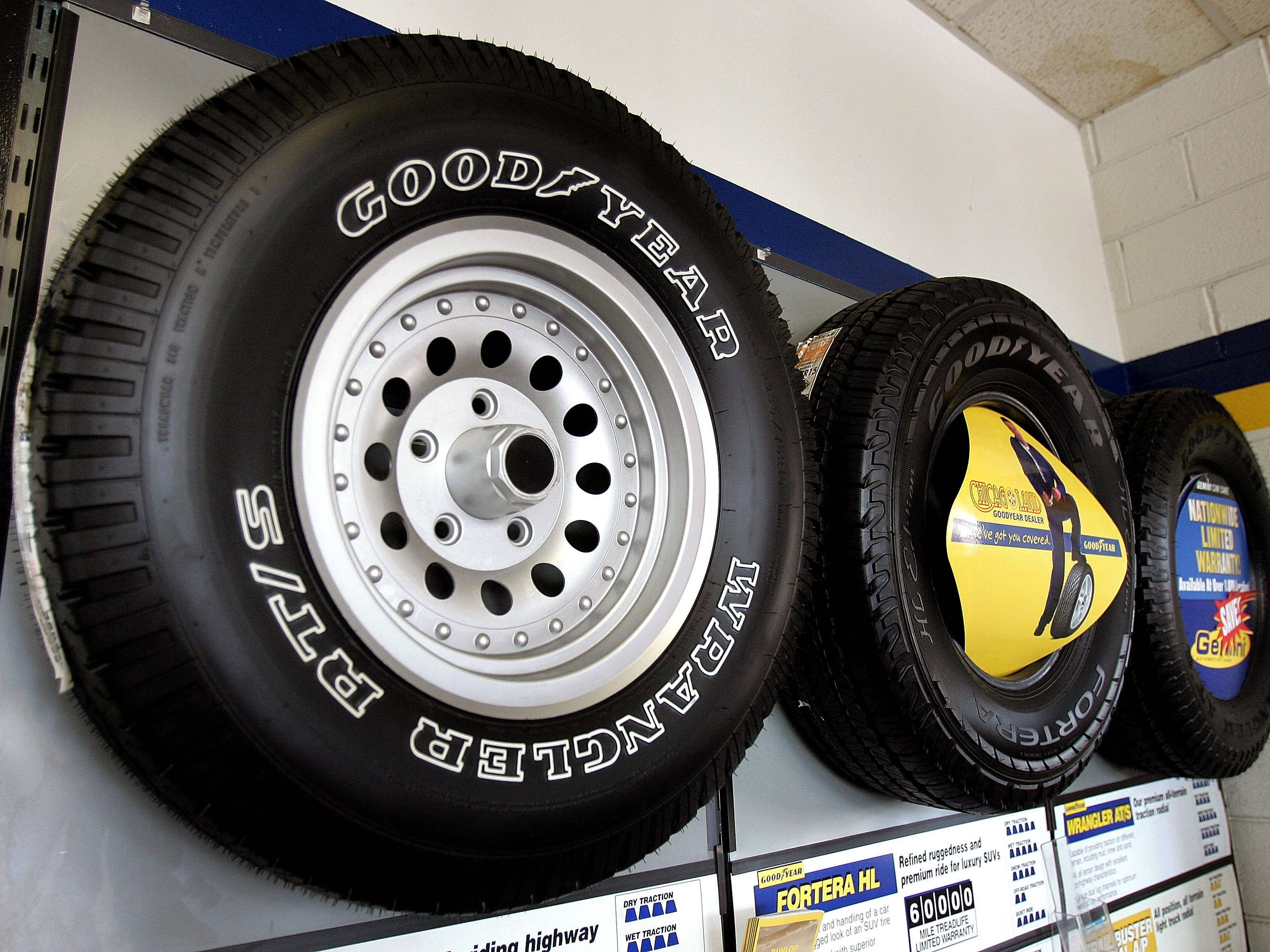 Maonyesho ya Matairi ya Goodyear Yanayoning'inia Picha ya Ukuta
