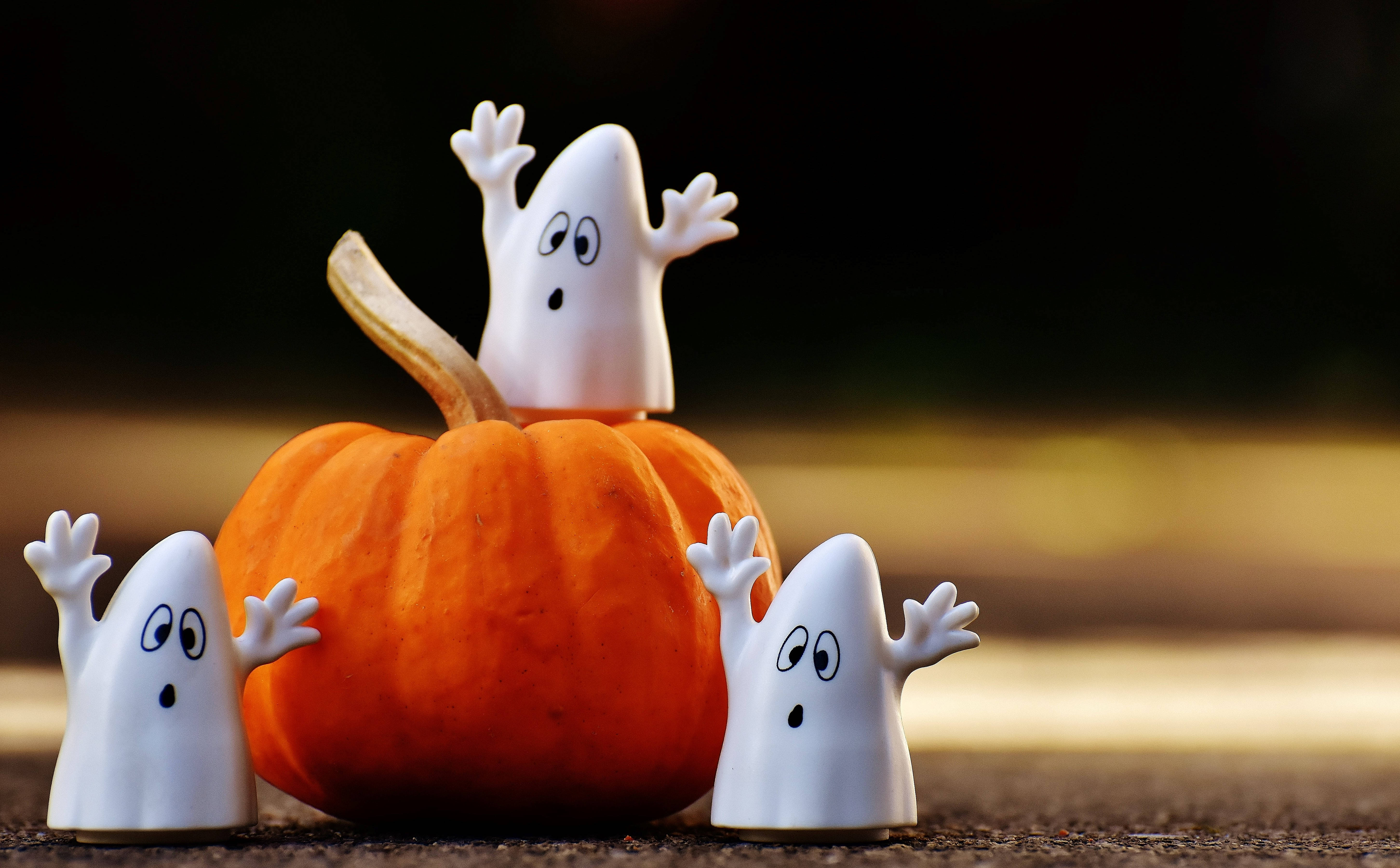 Mapambo ya Halloween ya Mizimu Myeupe Wazuri Picha ya Ukuta