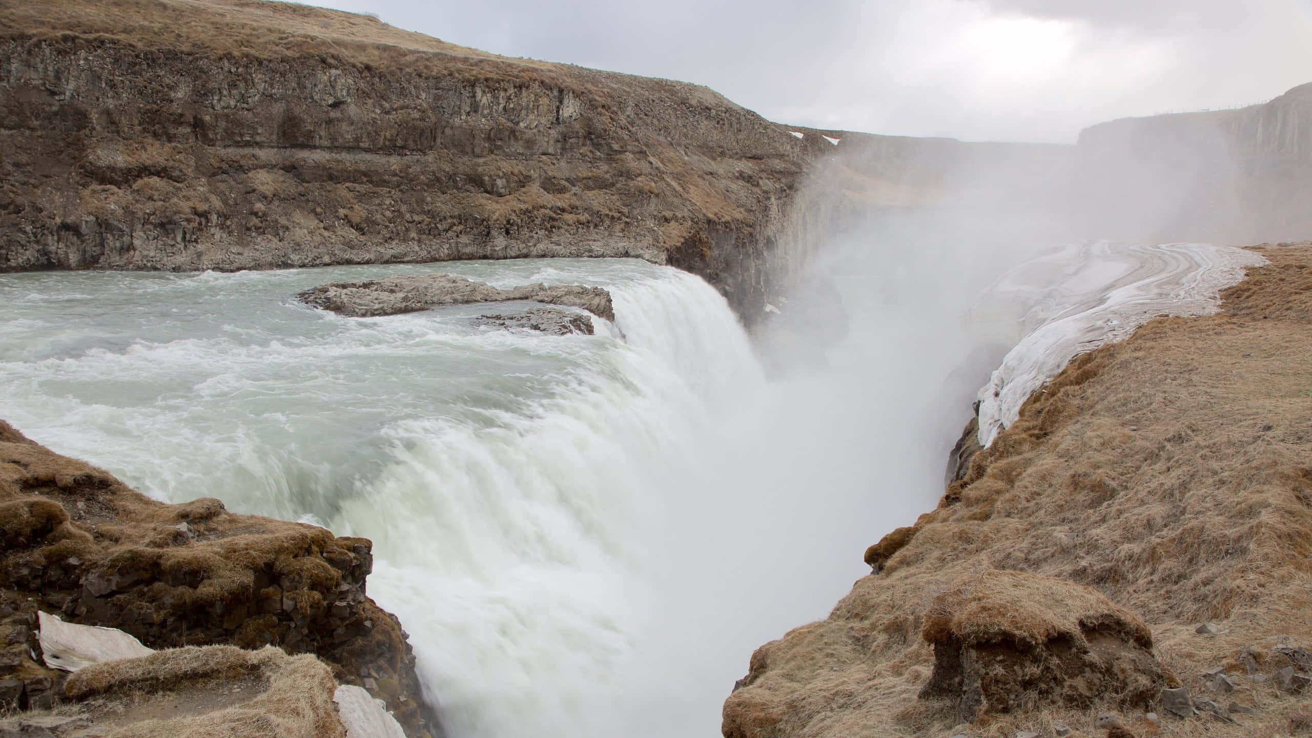 Maporomoko ya Maji ya Gullfoss yenye Mvuke Kusini Magharibi mwa Iceland Picha ya Ukuta