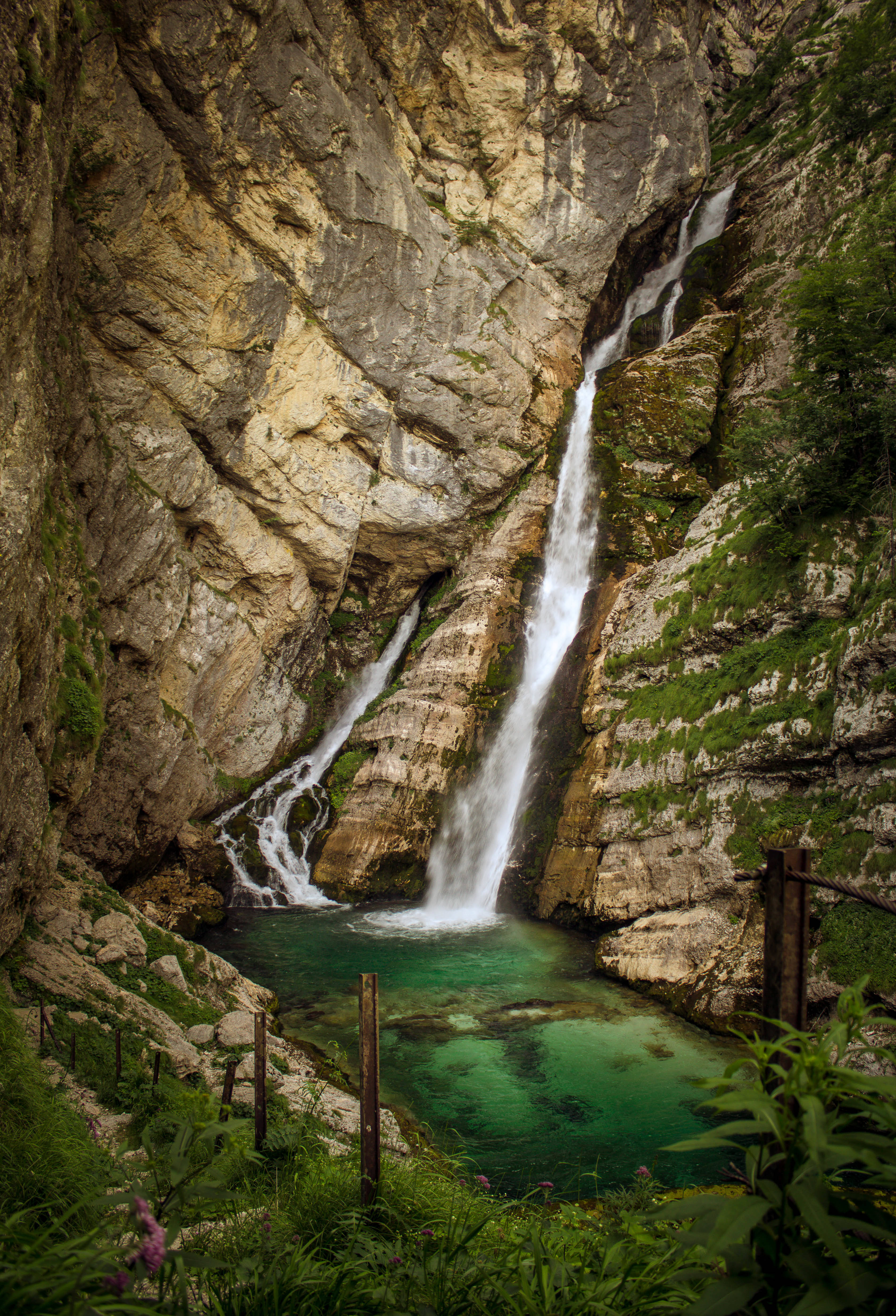 Maporomoko ya Maji ya Savica katika Milima ya Julian, Slovenia Picha ya Ukuta