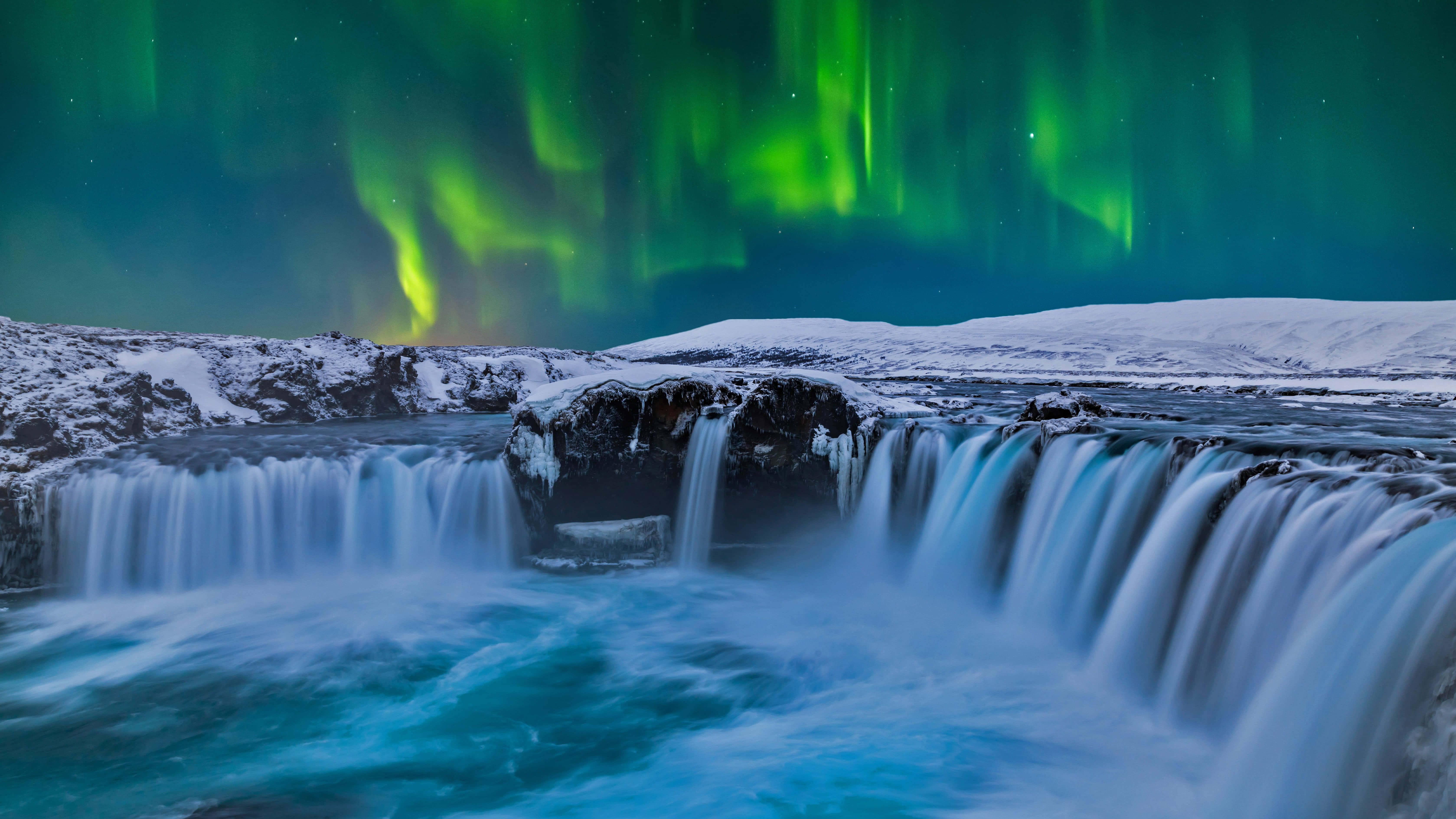 Maporomoko ya Maji yenye Aurora nchini Iceland kwa Kompyuta Picha ya Ukuta