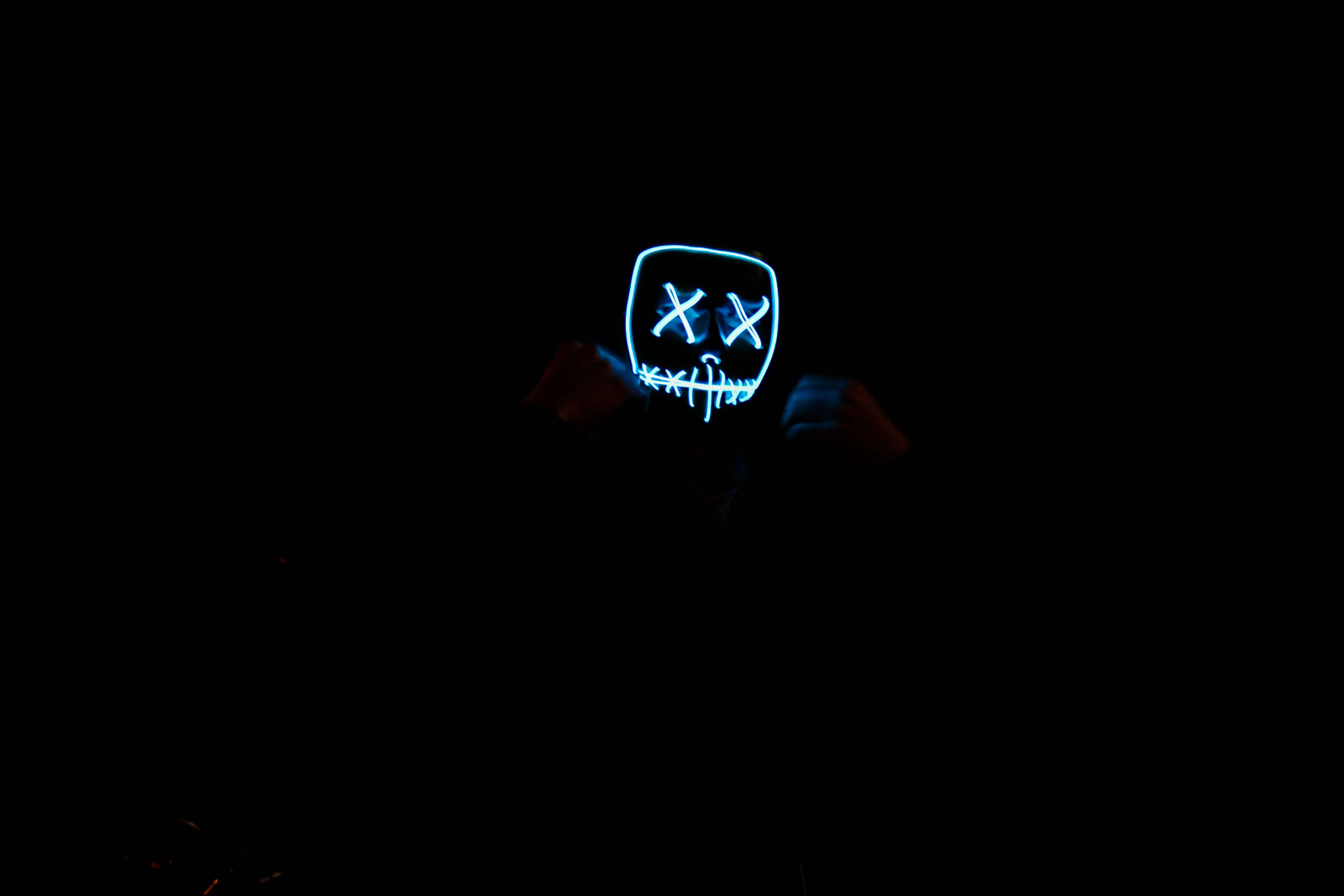 Marshmello Bluu X Macho Mtu Mweusi wa Mbao Anayetazama Kompyuta Picha ya Ukuta