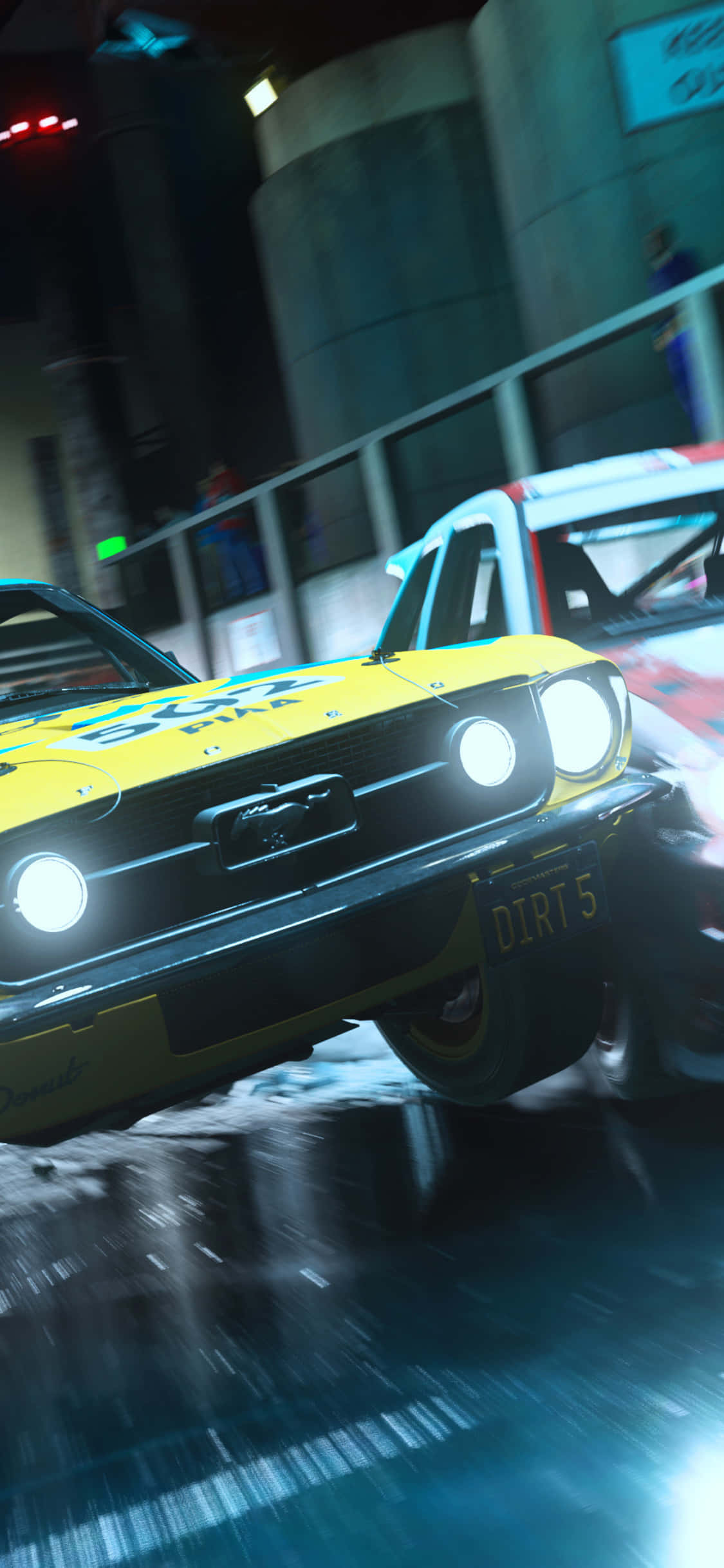 Mashua ya Dirt Rally ya rangi nyeupe inayosonga kwa kasi dhidi ya nyuma ya rangi Picha ya Ukuta