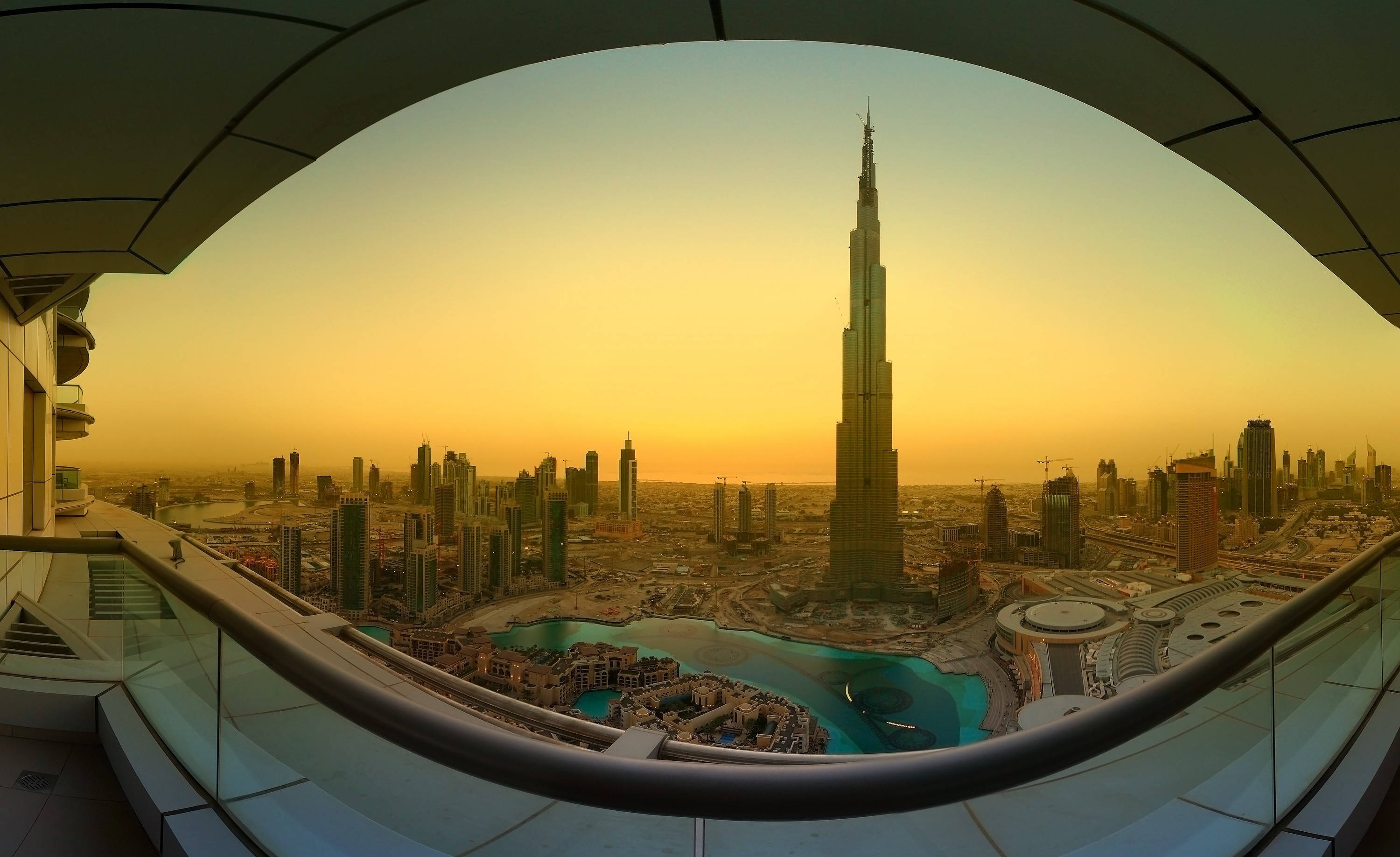 Mashua ya Kupendeza Inayomshwa kwenye Burj Khalifa Picha ya Ukuta