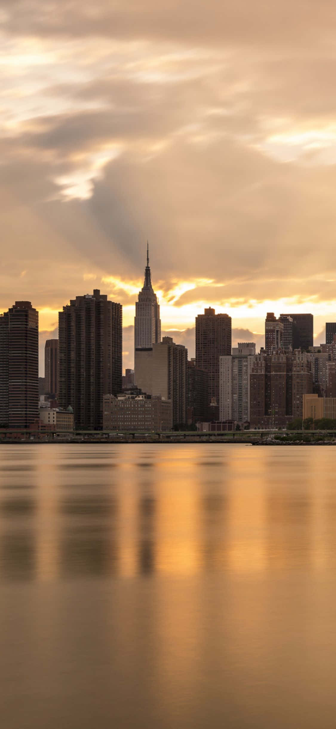 The hustle and bustle of New York City captured on the iPhone XS Picha ya Ukuta