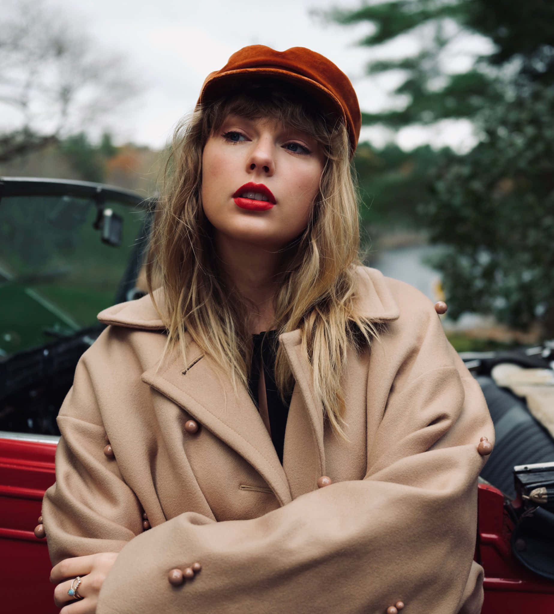 Matangazo ya Utangazaji ya Toleo la Nyekundu la Taylor Picha ya Ukuta