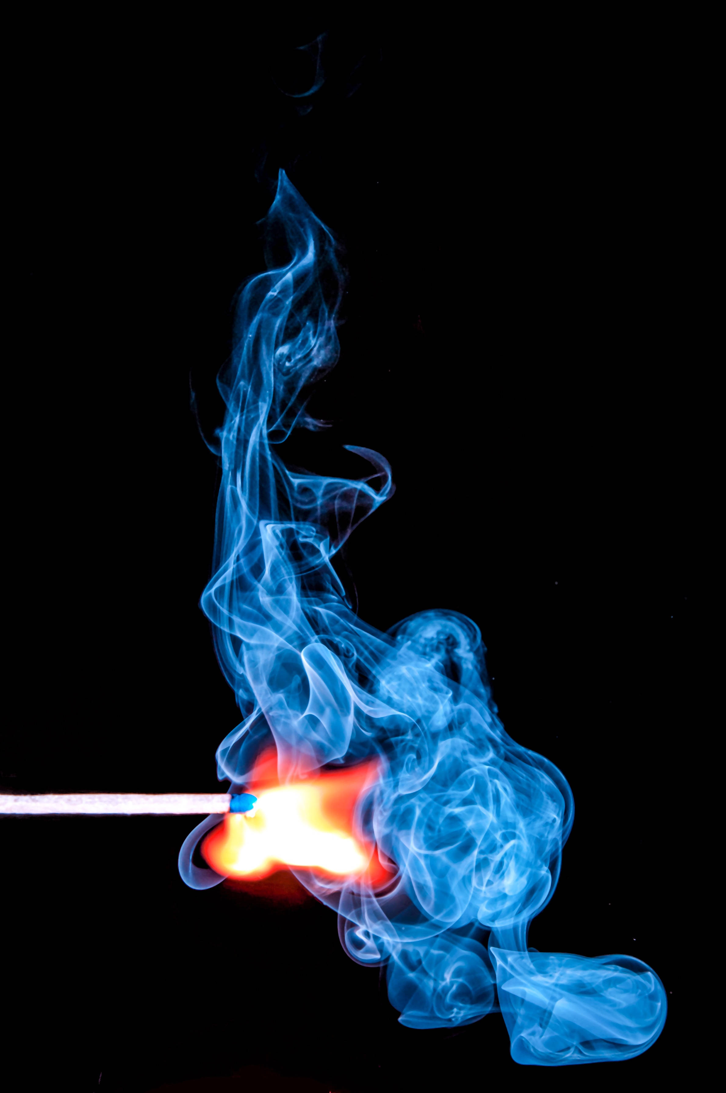 Match Blueish Smoke Picha ya Ukuta
