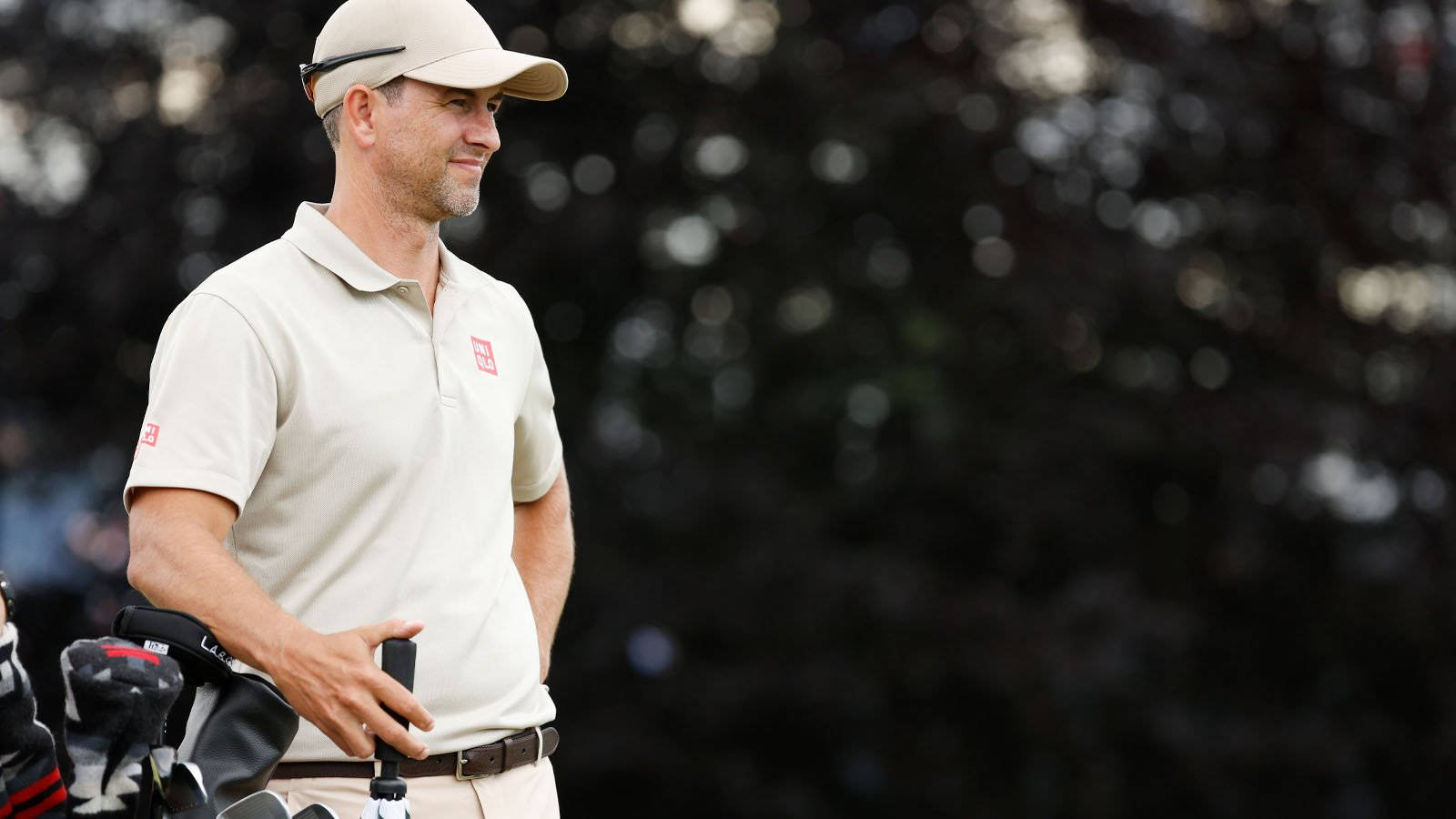 Mavazi ya Beige ya Adam Scott Picha ya Ukuta
