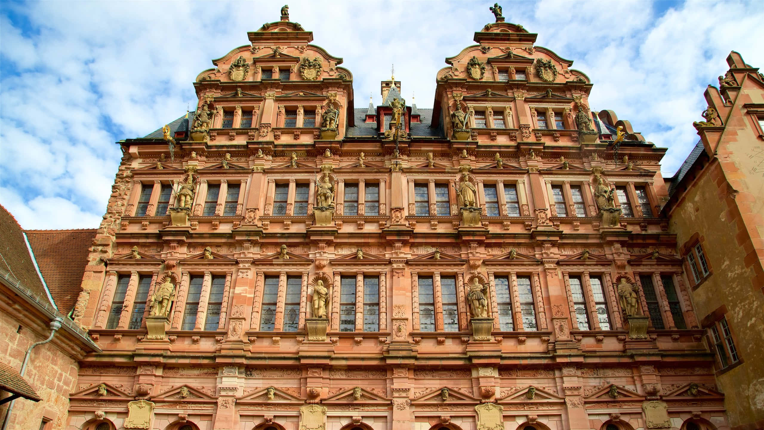 Mawingu Mazuri Juu ya Kasri la Heidelberg Picha ya Ukuta