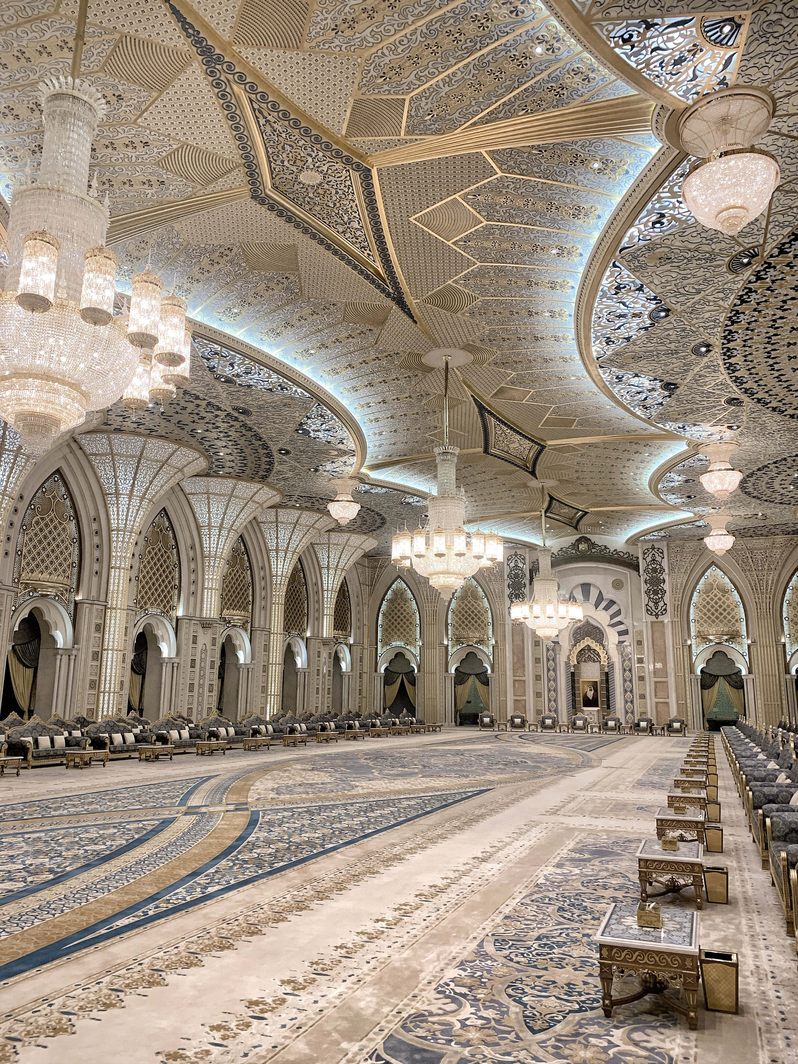 Mazingira ya Sherehe ya Ballroom Inayowezesha Mikutano ya Kijamii Picha ya Ukuta