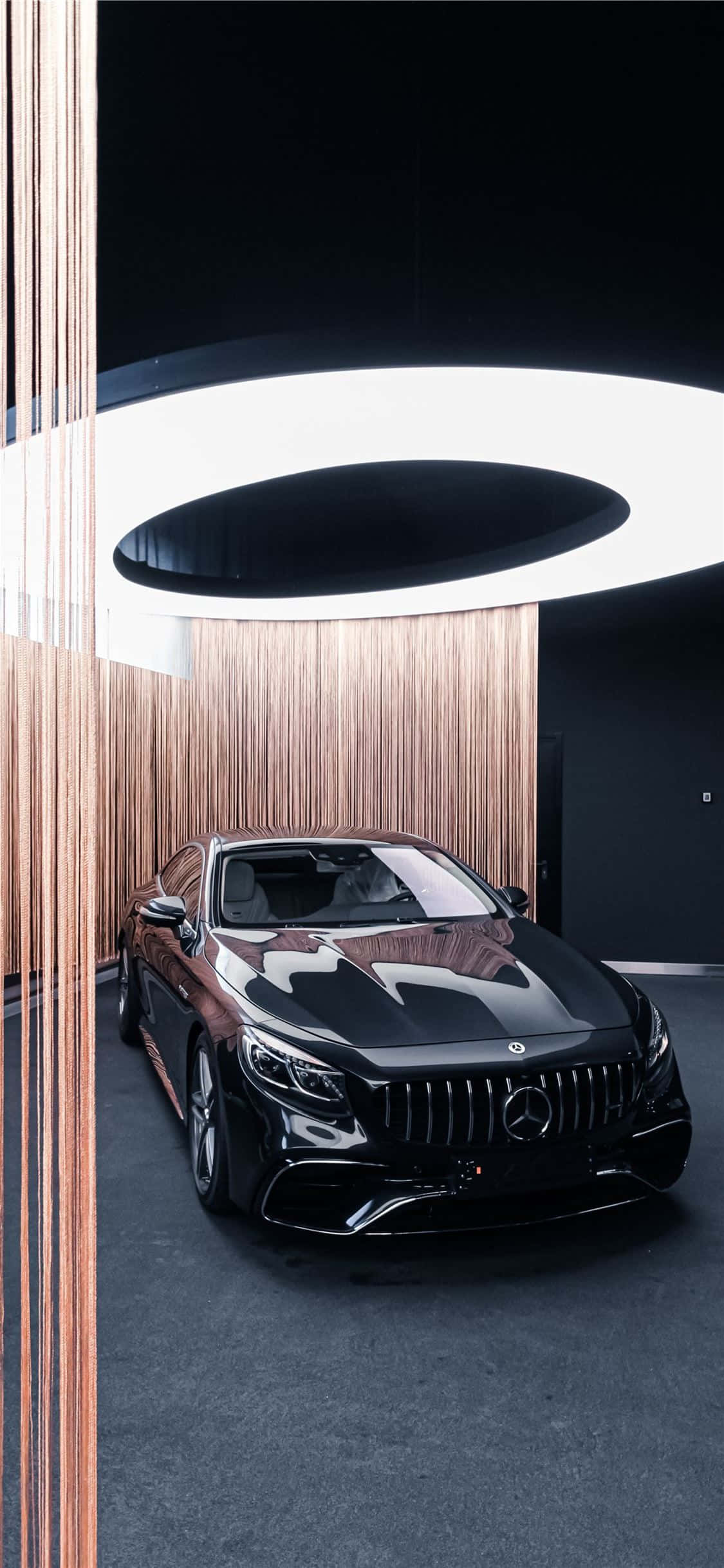 Showroom Black iPhone Xs Mercedes Amg Background Picha ya Ukuta
