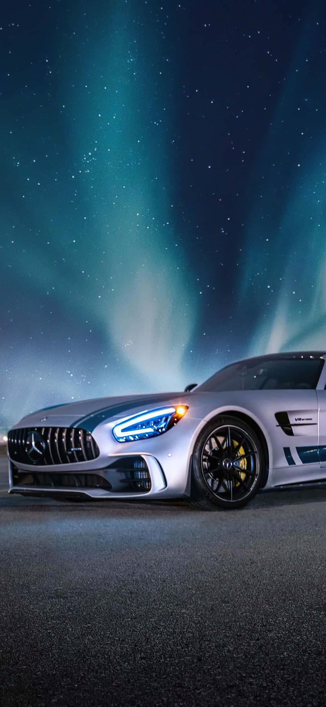 Mbao wa iPhone Xs Mercedes Amg wa Rangi ya Silver na Northern Lights Picha ya Ukuta