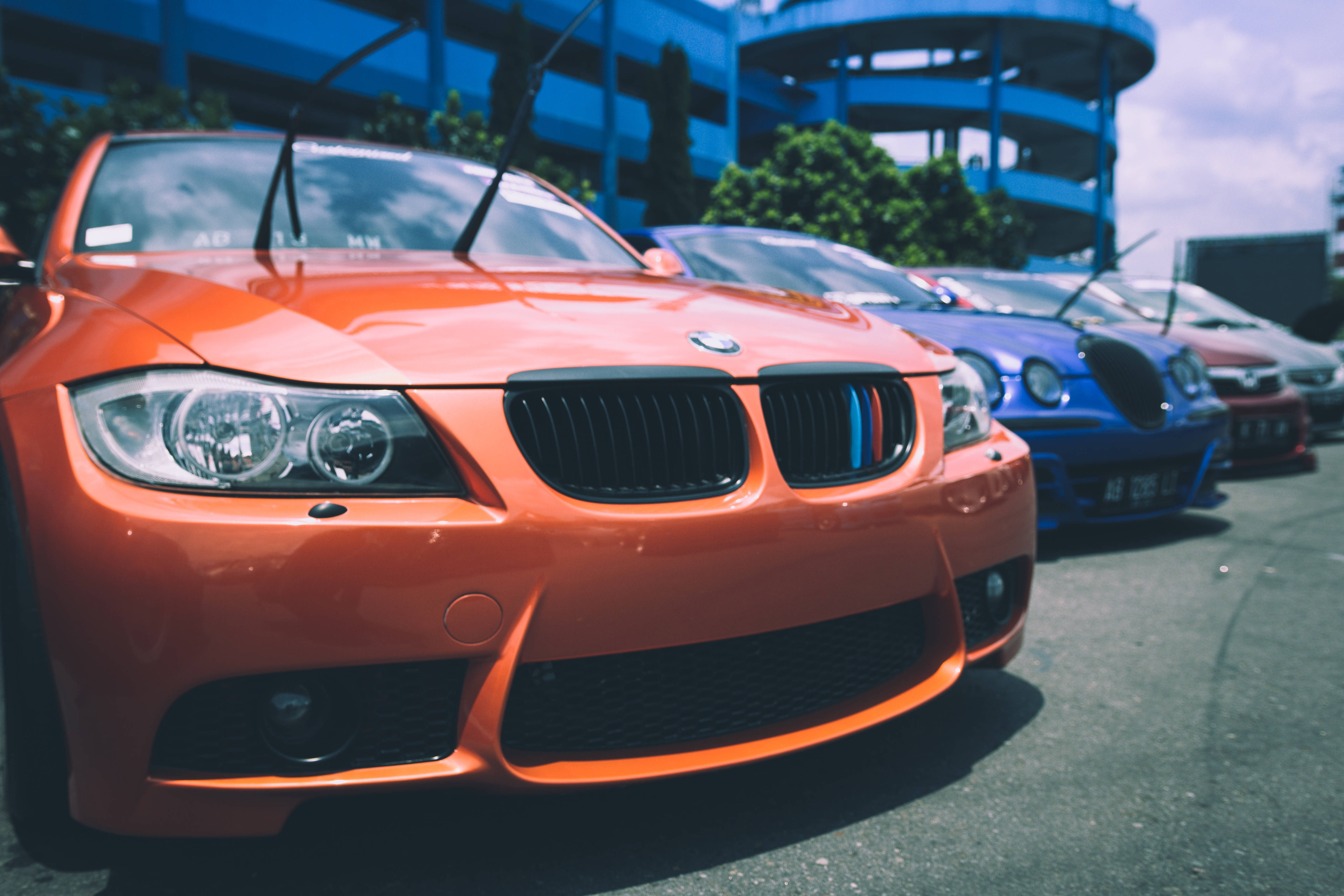 Mbele ya Magari ya BMW Yaliyopaki Picha ya Ukuta