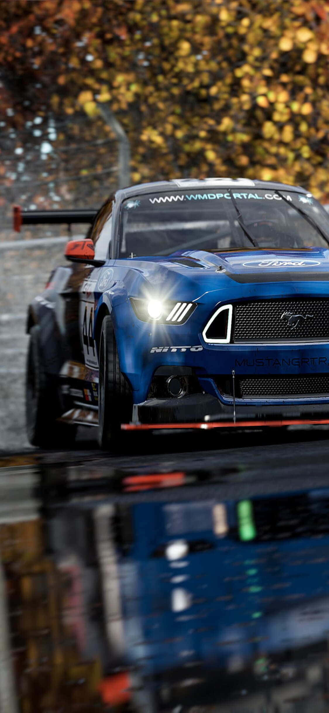 gari la mwendo kasi la mustang lenye rangi ya bluu katika mvua Picha ya Ukuta