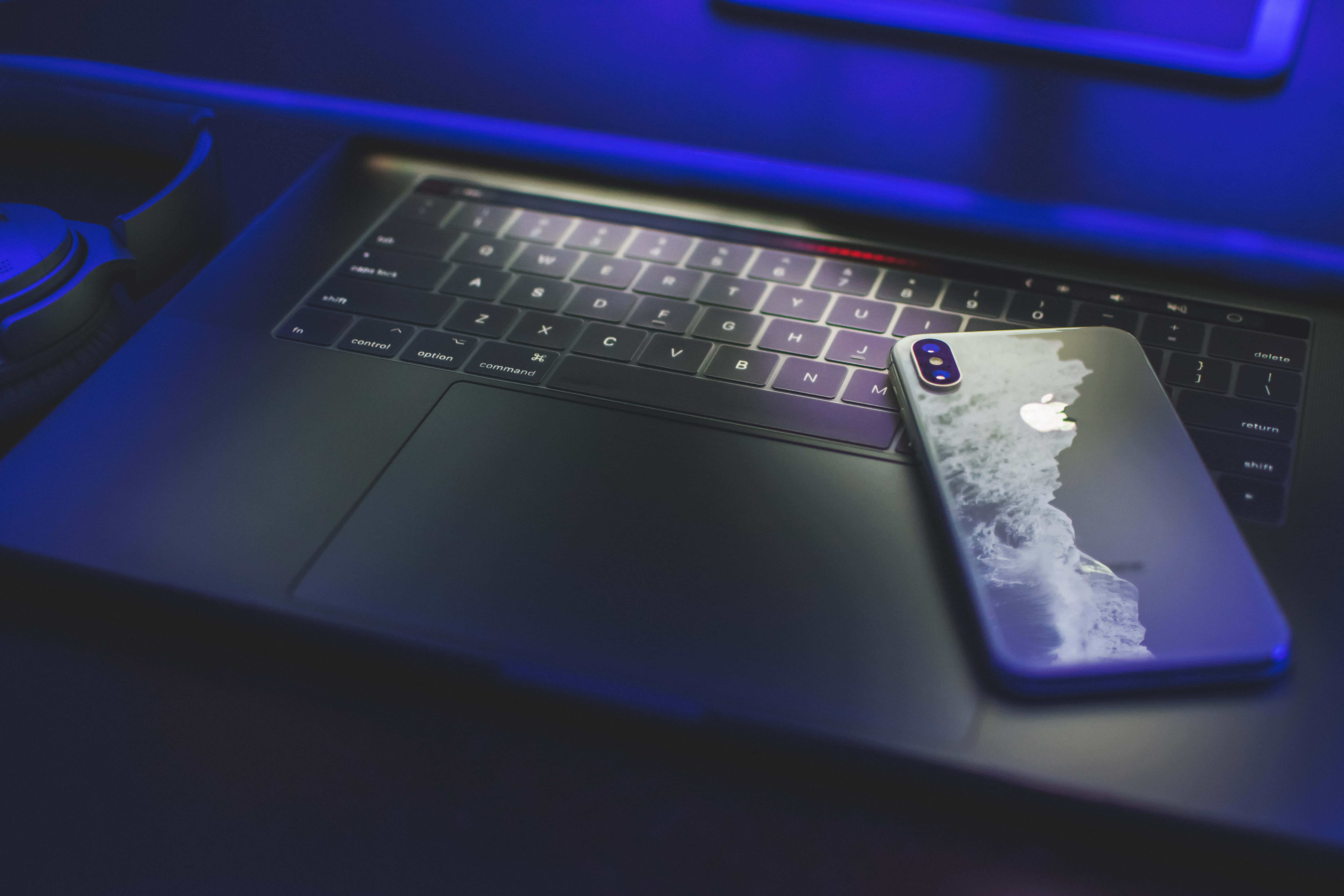 Mchanganyiko kamili wa urembo na nguvu; Macbook ya Aesthetic! Picha ya Ukuta