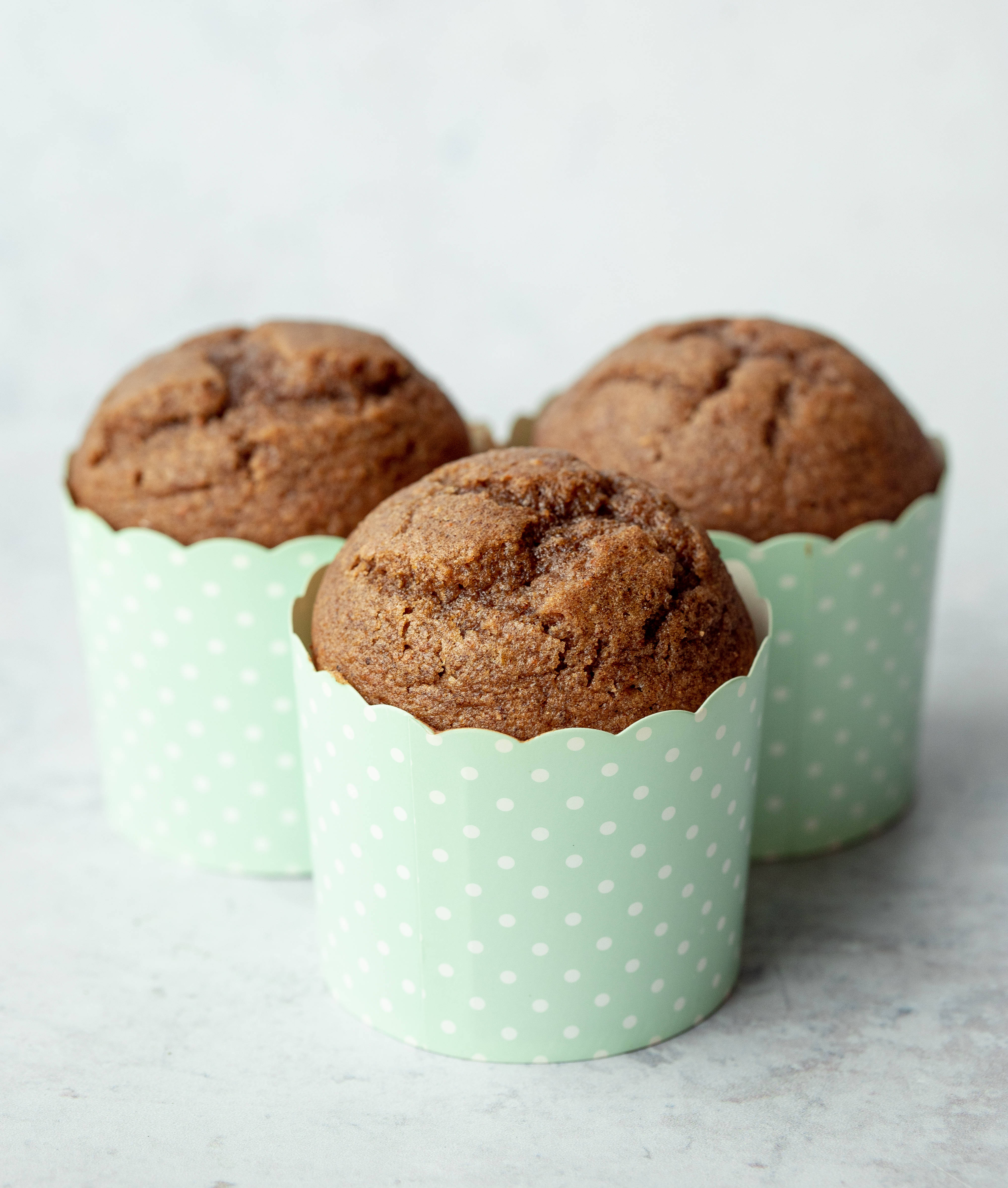 Mchanganyiko wa Muffins wa Kupendeza katika Vikombe vya Polka Dot Picha ya Ukuta