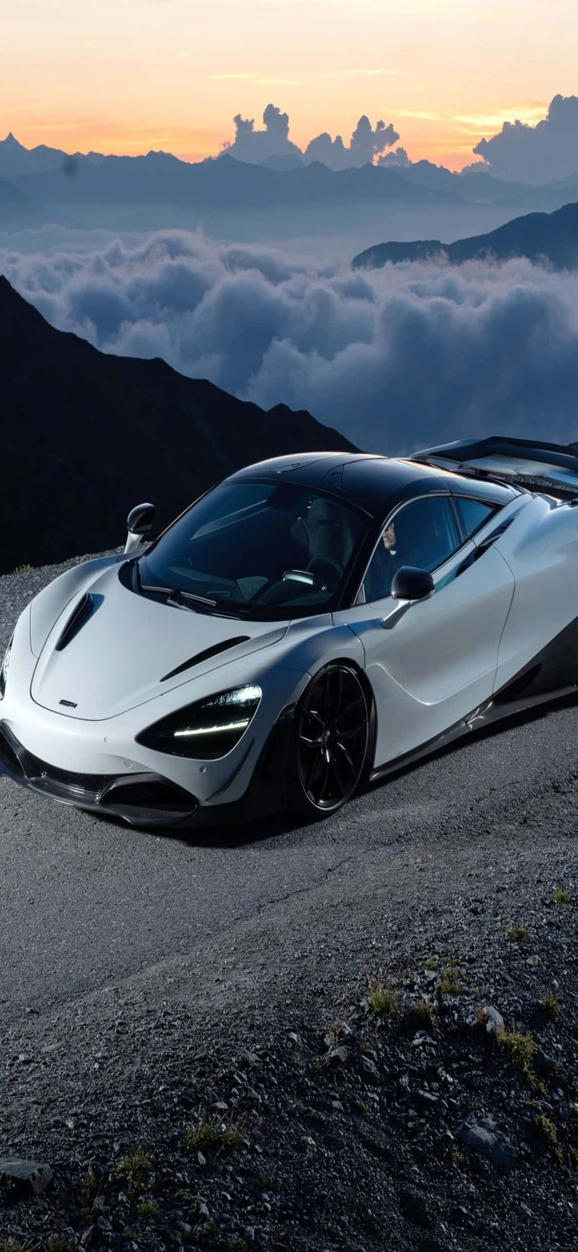Mchanganyiko wa Teknolojia wa Kasi Zaidi - iPhone Xs na McLaren 720s Picha ya Ukuta