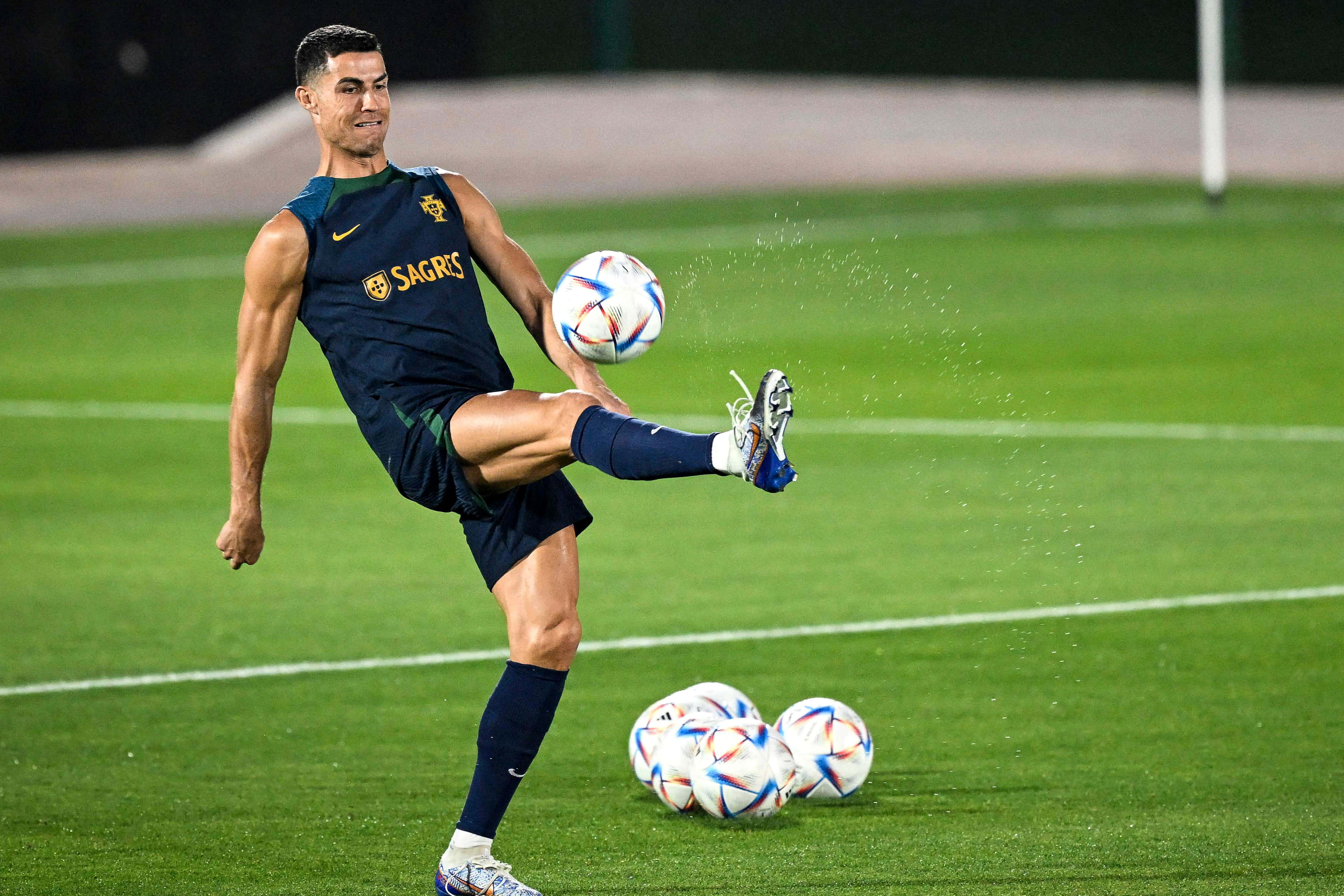 Mchezaji bora wa football Cristiano Ronaldo kuonyesha talanta yake Picha ya Ukuta