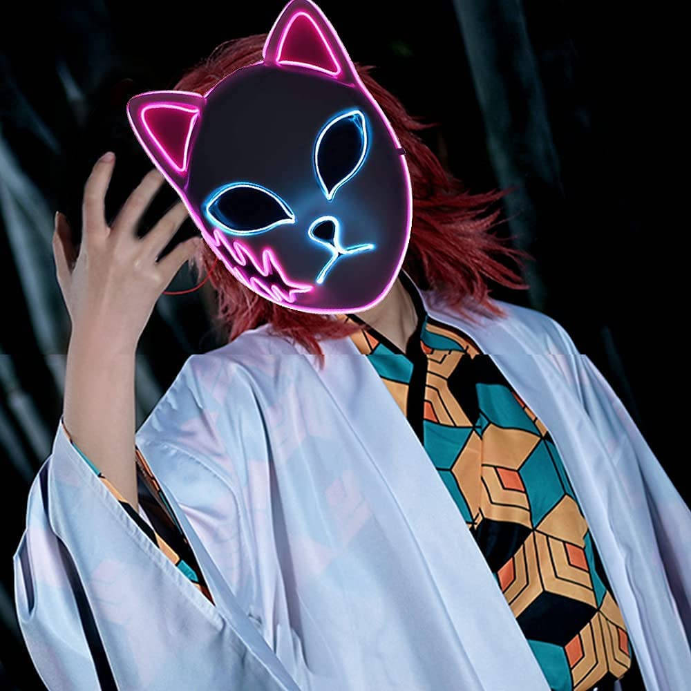 Mchezaji wa Cosplay Akiwa na Kinyago cha Demon Slayer Picha ya Ukuta