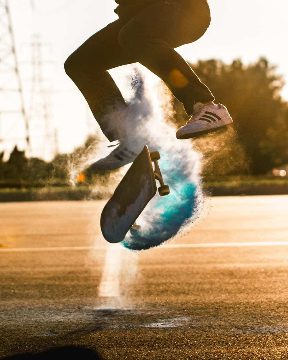 Mchezaji wa skateboard baridi anayeshambaa mwonekano wa hivi karibuni wa mitaa Picha ya Ukuta
