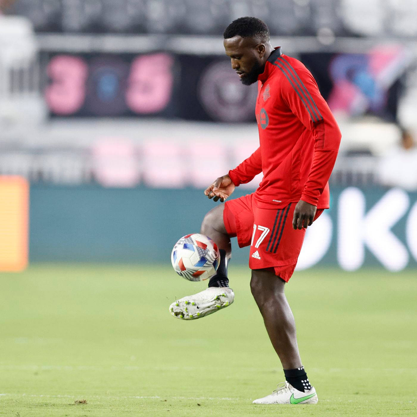 Mchezaji wa Soka Jozy Altidore Anachezea Mpira Picha ya Ukuta