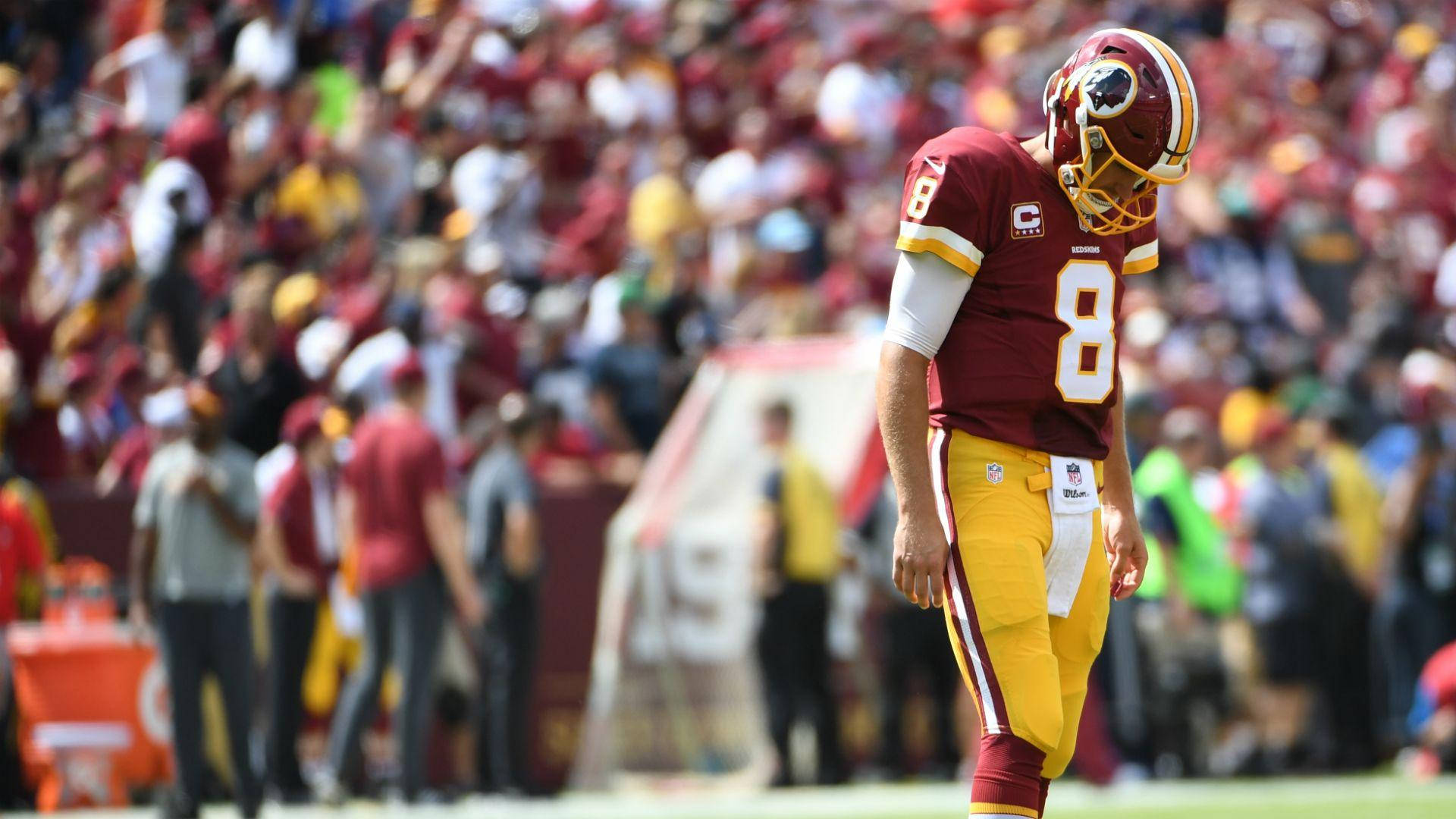 Mchezaji wa Soka Kirk Cousins Akiangalia Chini Picha ya Ukuta