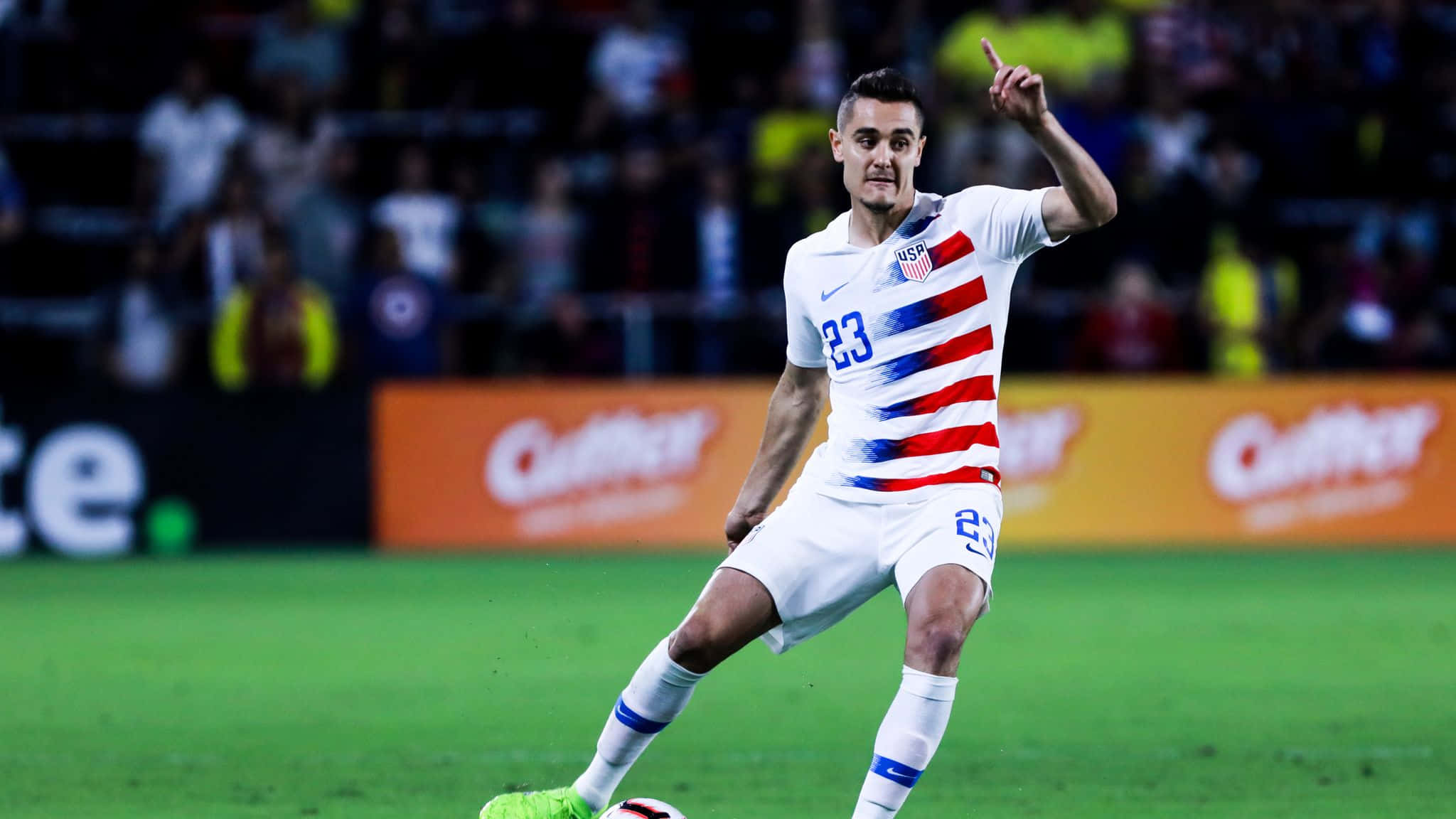 Mchezaji wa Soka Mtaalamu Aaron Long Akimenyana na Ecuador Picha ya Ukuta