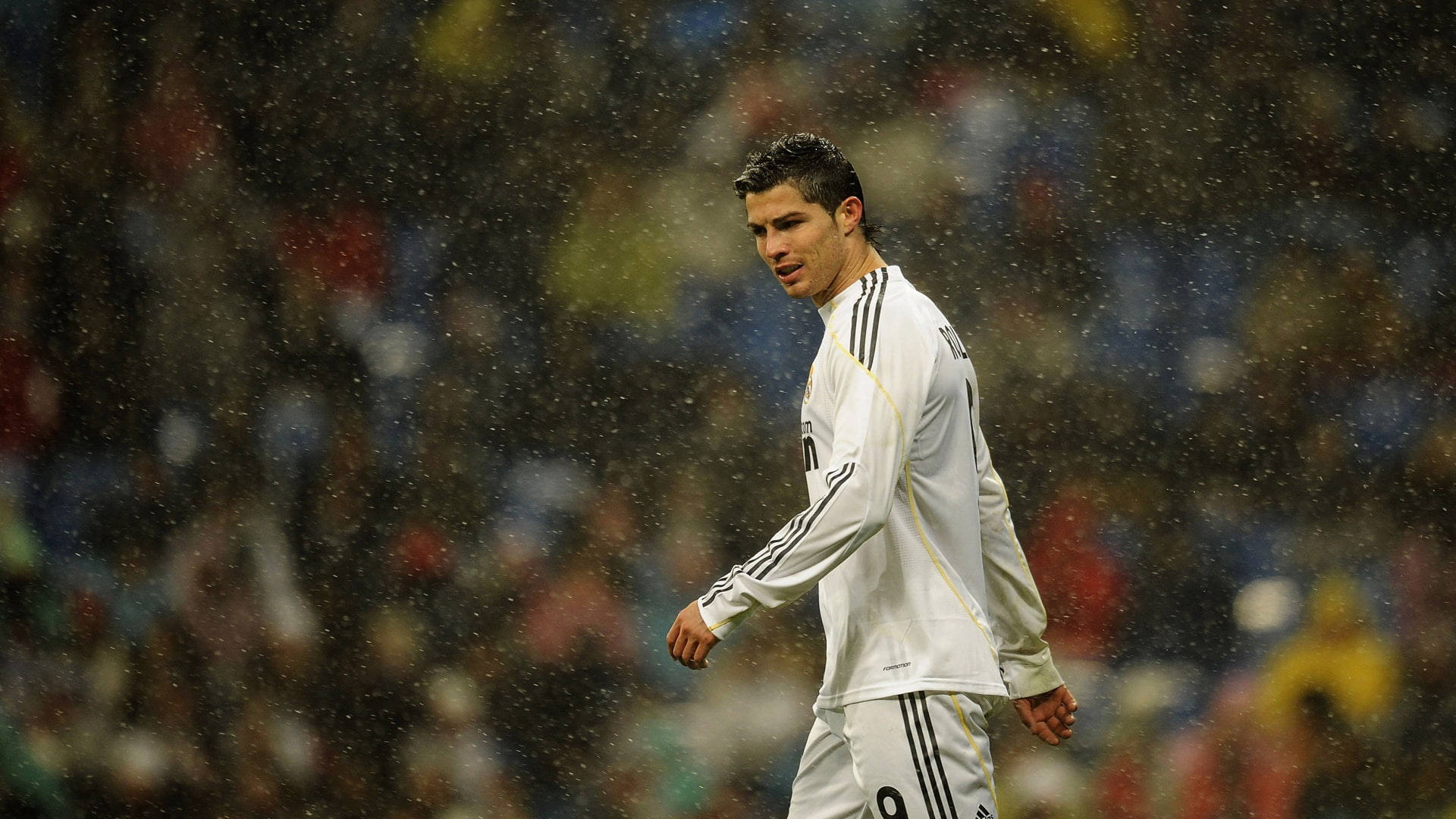 Mchezo wa Soka wa CR7 HD wakati wa Mvua Picha ya Ukuta