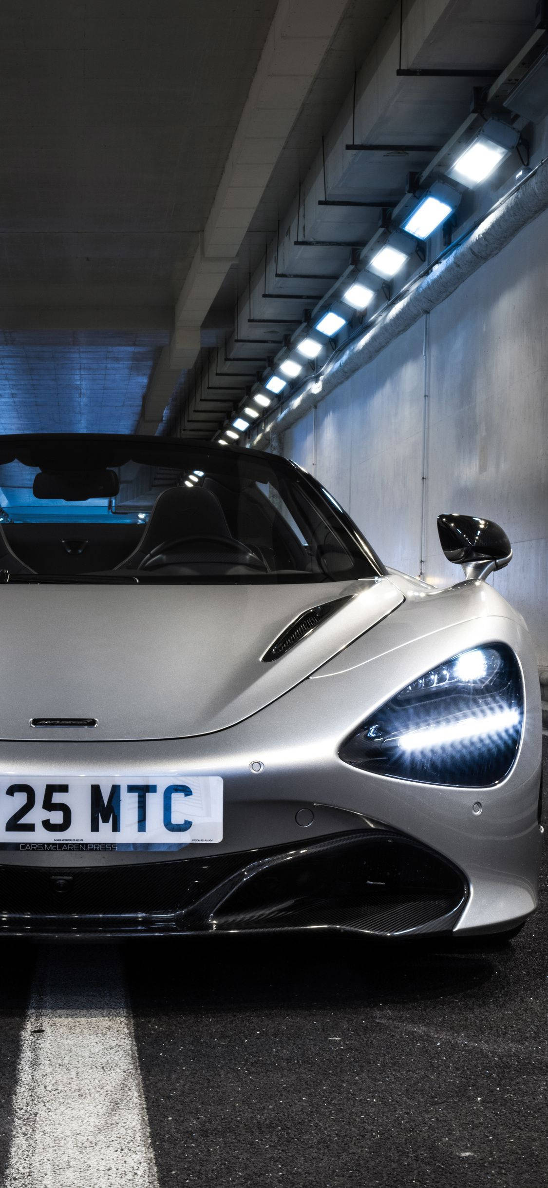 McLaren 720S Nyeupe Ndani ya Handaki kwa Simu Picha ya Ukuta