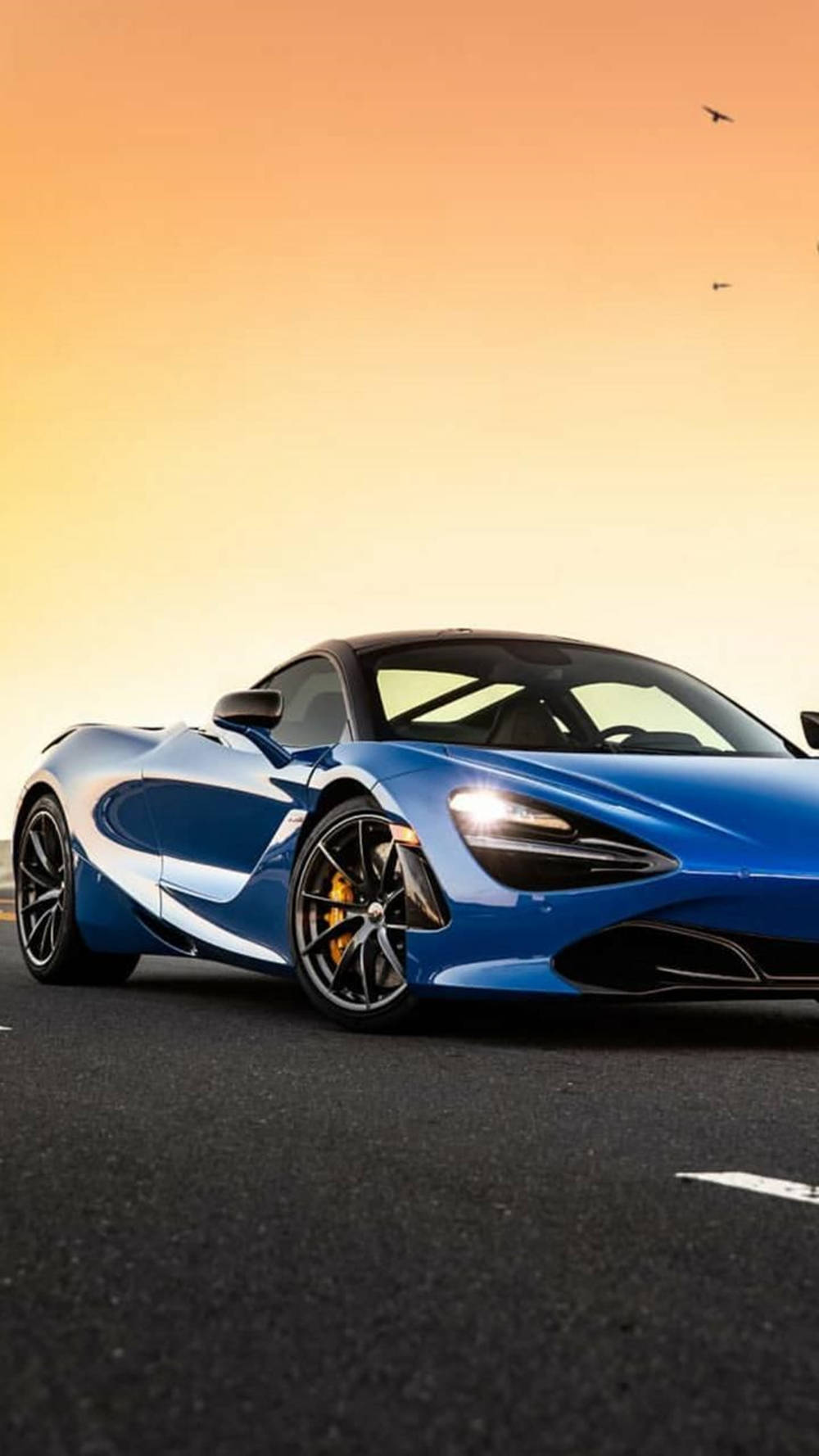 McLaren 720S ya Bluu Chini ya Machweo Simu Picha ya Ukuta