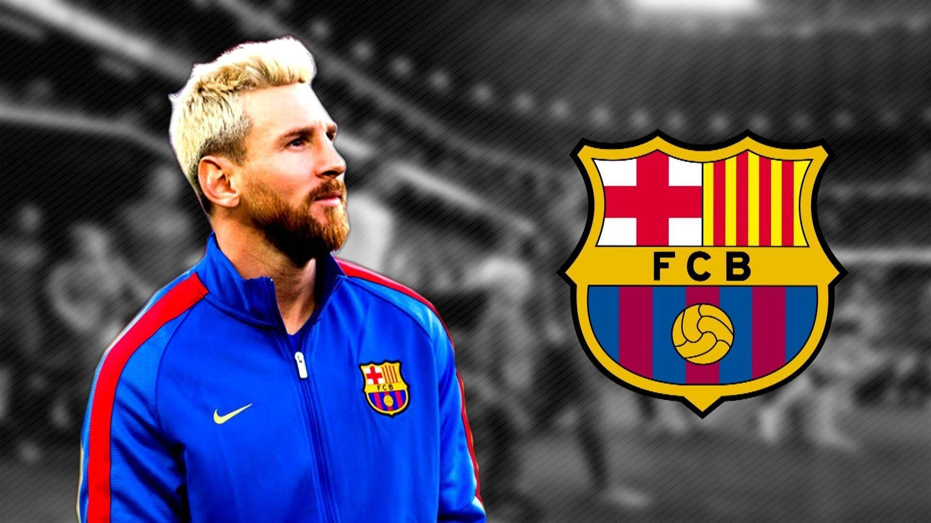Messi anashikilia kwa fahari nembo ya FC Barcelona Picha ya Ukuta