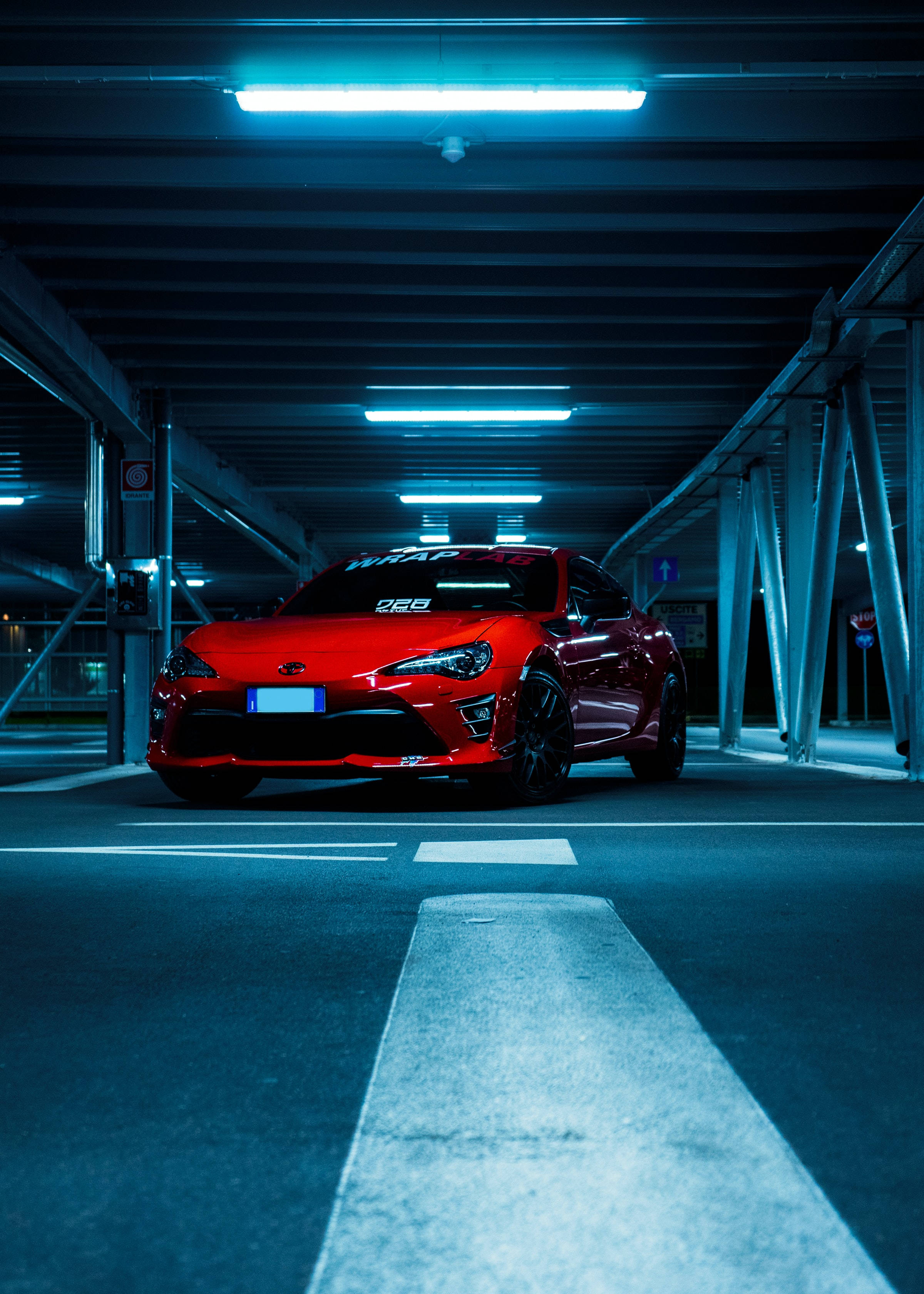 Metallic Red Toyota Car Picha ya Ukuta