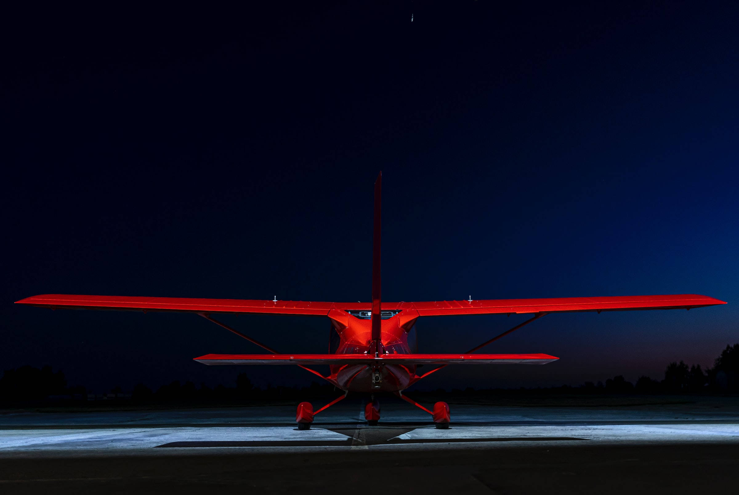 Mfano wa Ndege ya Biplane ya Anga Picha ya Ukuta