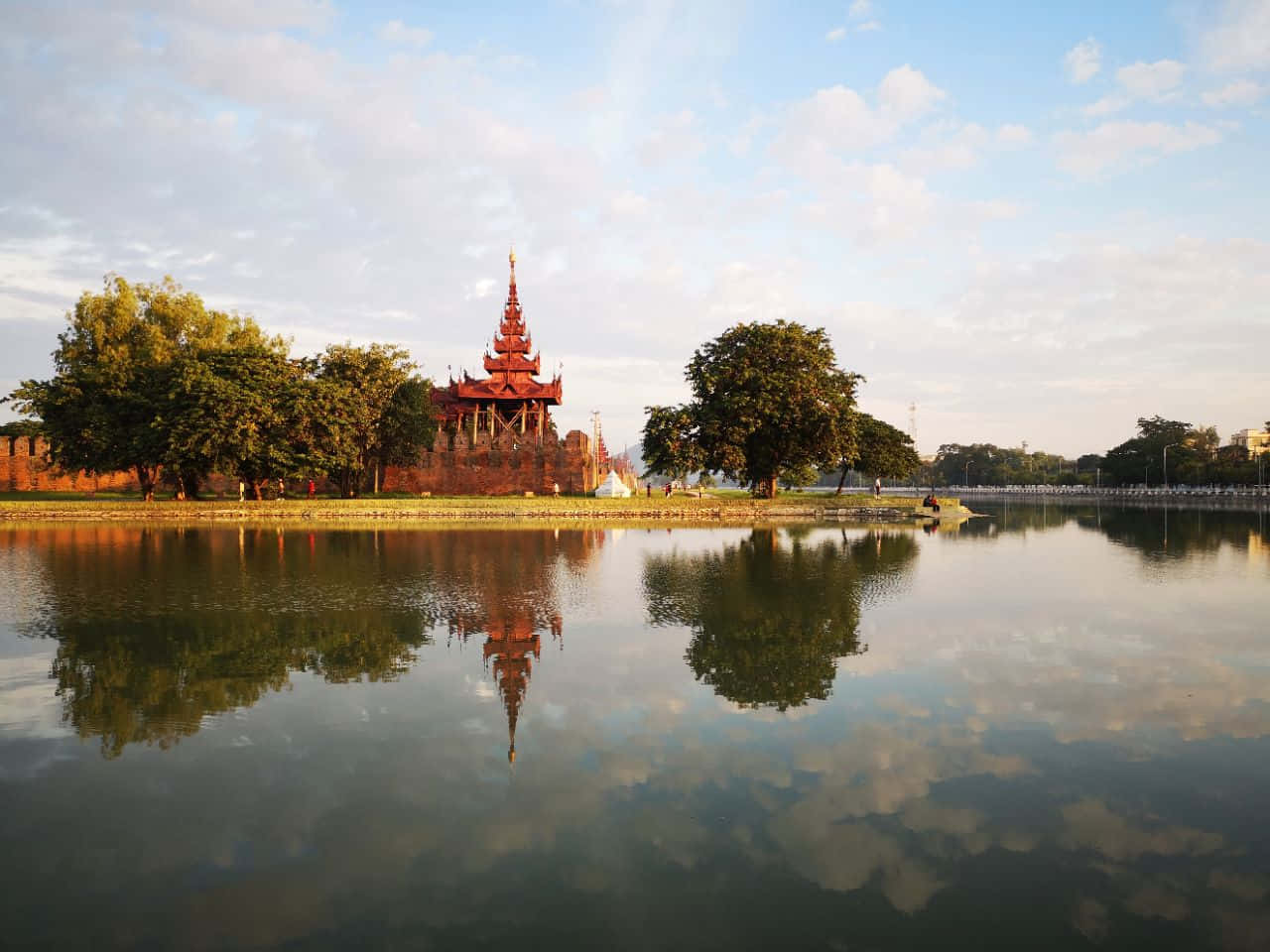 Mfereji Unaozunguka Ikulu ya Mandalay Ukiwa na Miti Mizuri Picha ya Ukuta