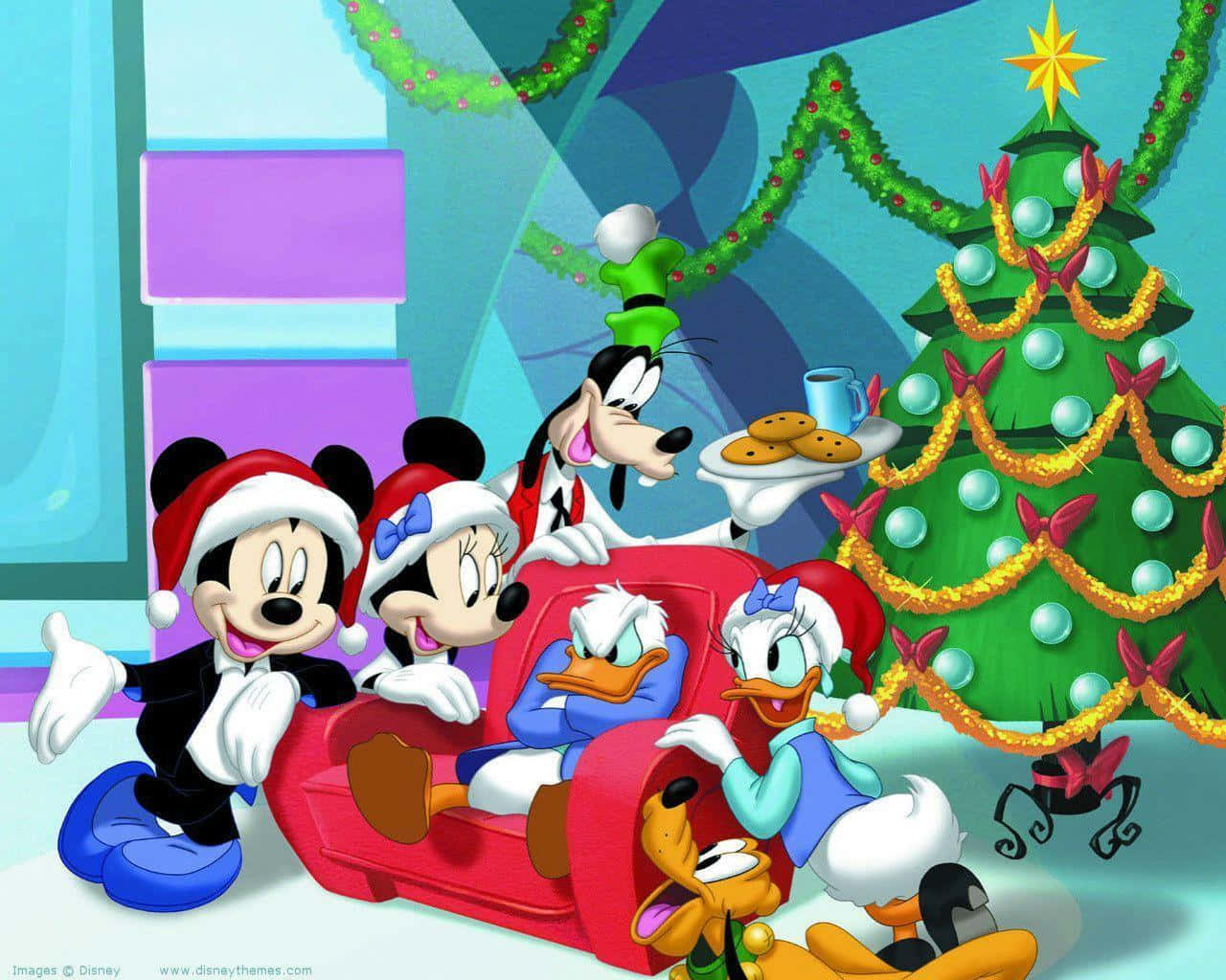 Mickey Mouse na marafiki wakiwa karibu na mti wa Krismasi Picha ya Ukuta