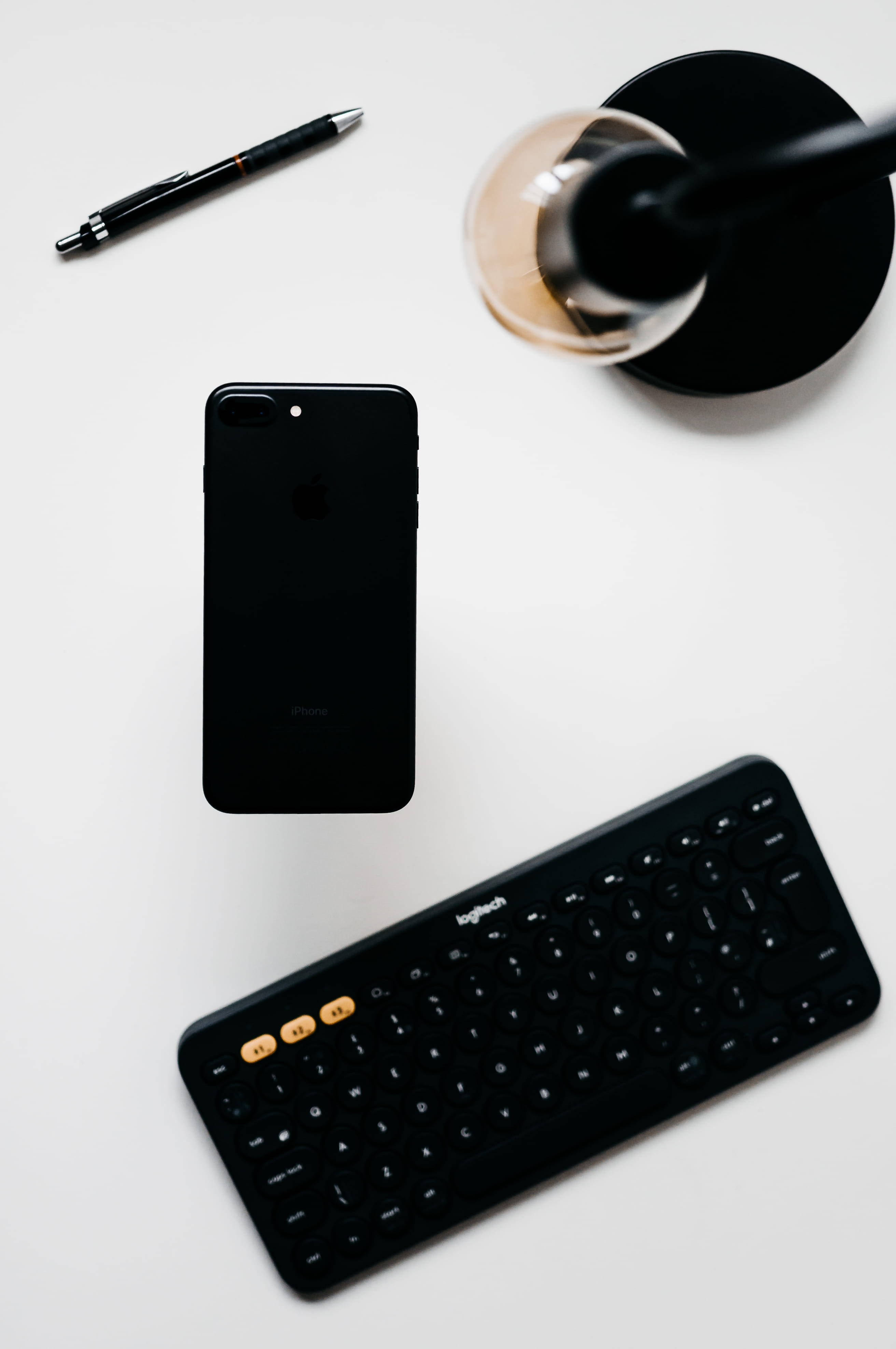 Minimalist iPhone Desk with Black Keyboard Picha ya Ukuta