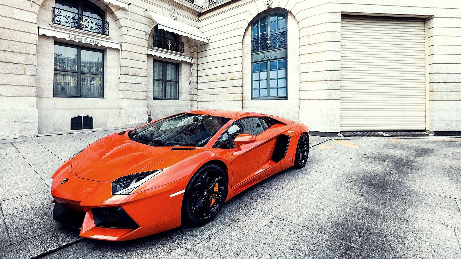 Mitaa ya London Ikiangazwa na Lamborghini Aventador ya Rangi ya Chungwa Picha ya Ukuta