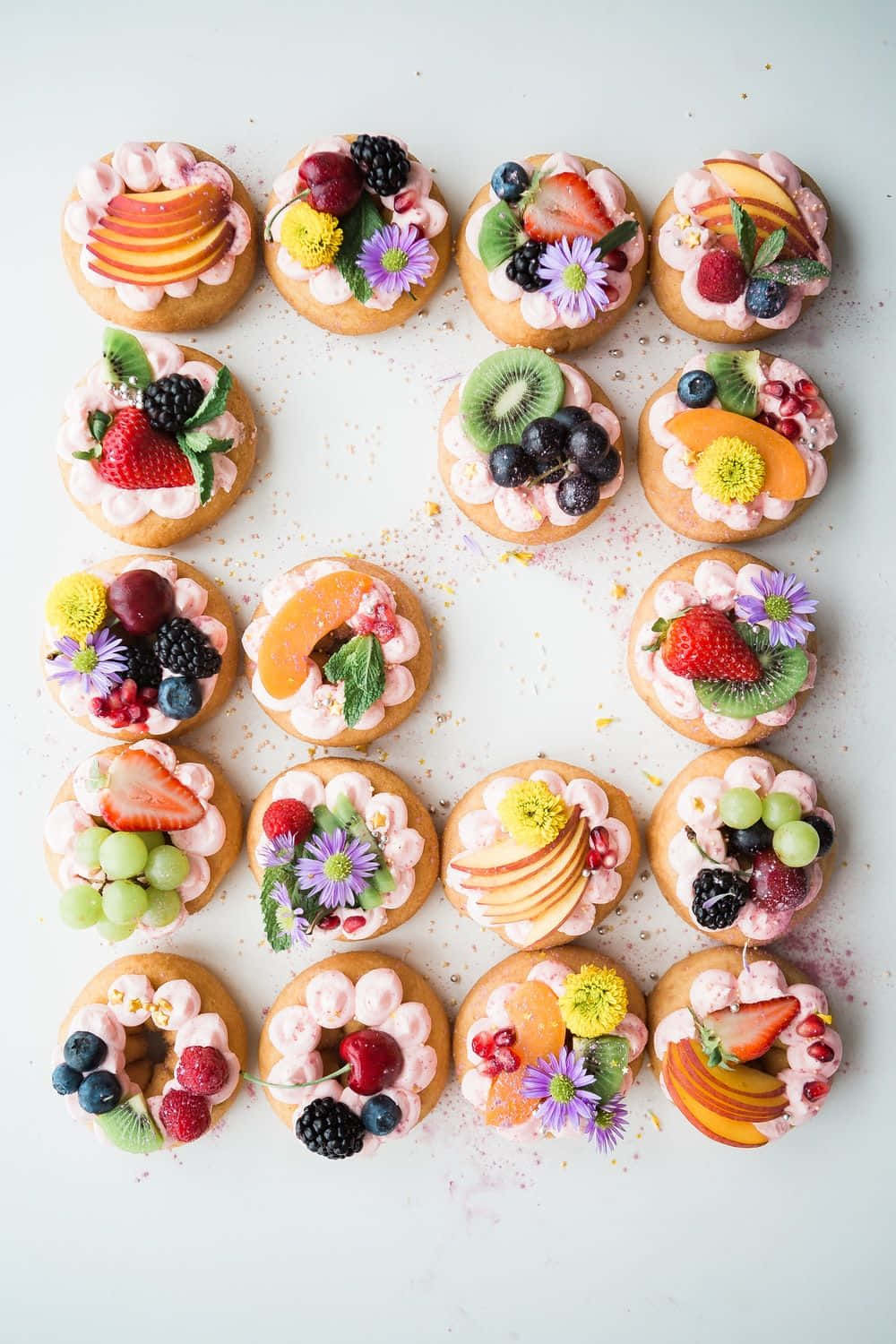 Mithai ya Spring ya Kuvutia na Berries na Mwisho wa Mwaka Picha ya Ukuta