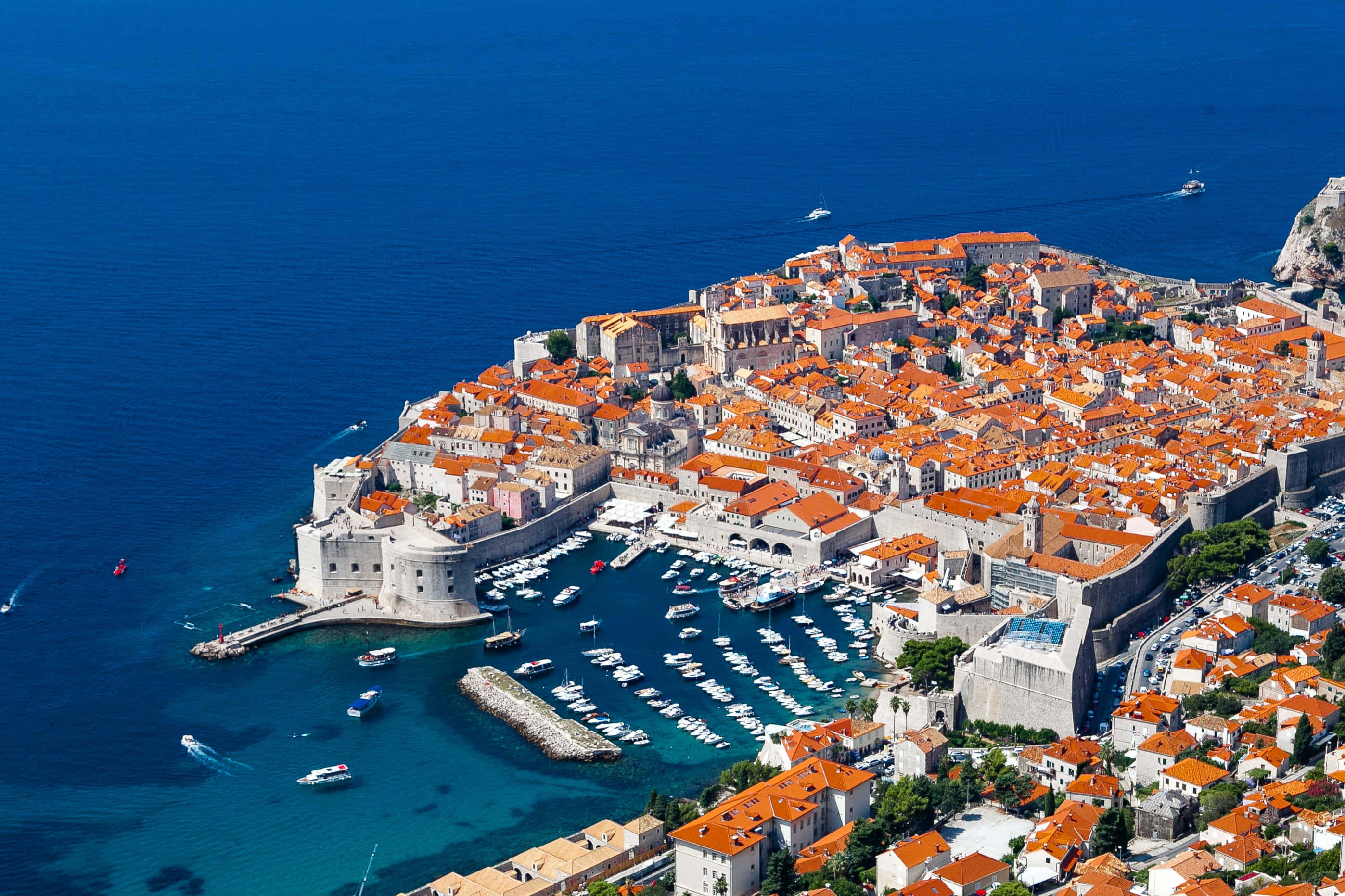 Mji wa Dubrovnik Ukiwa na Bandari Picha ya Ukuta
