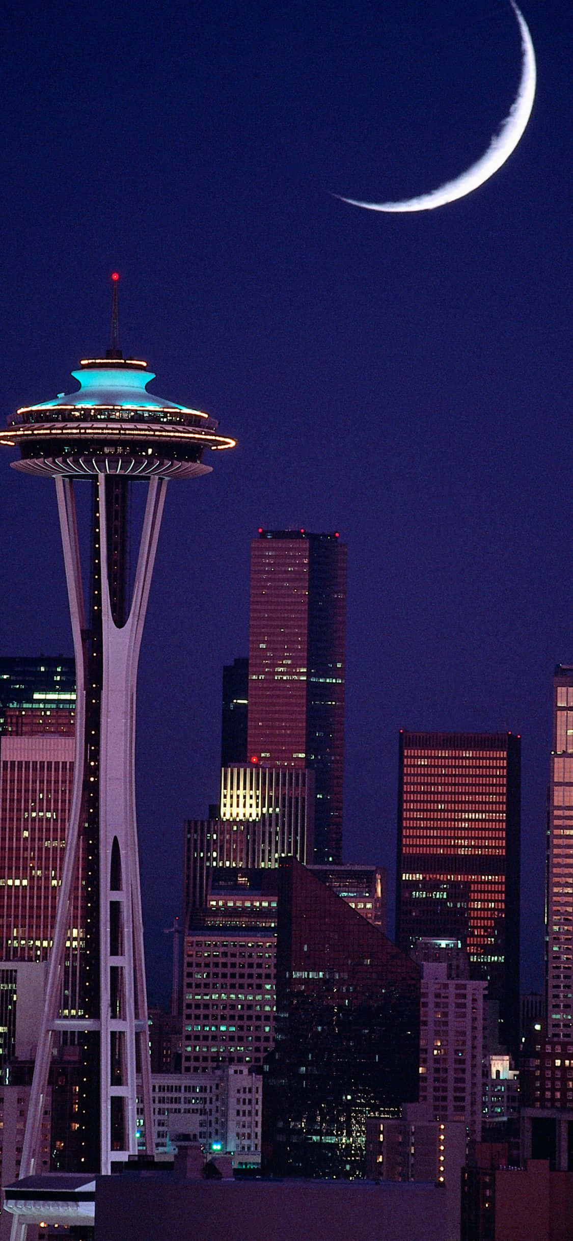 Mkabala wa kusisimua wa Seattle kutoka kando ya maji Picha ya Ukuta