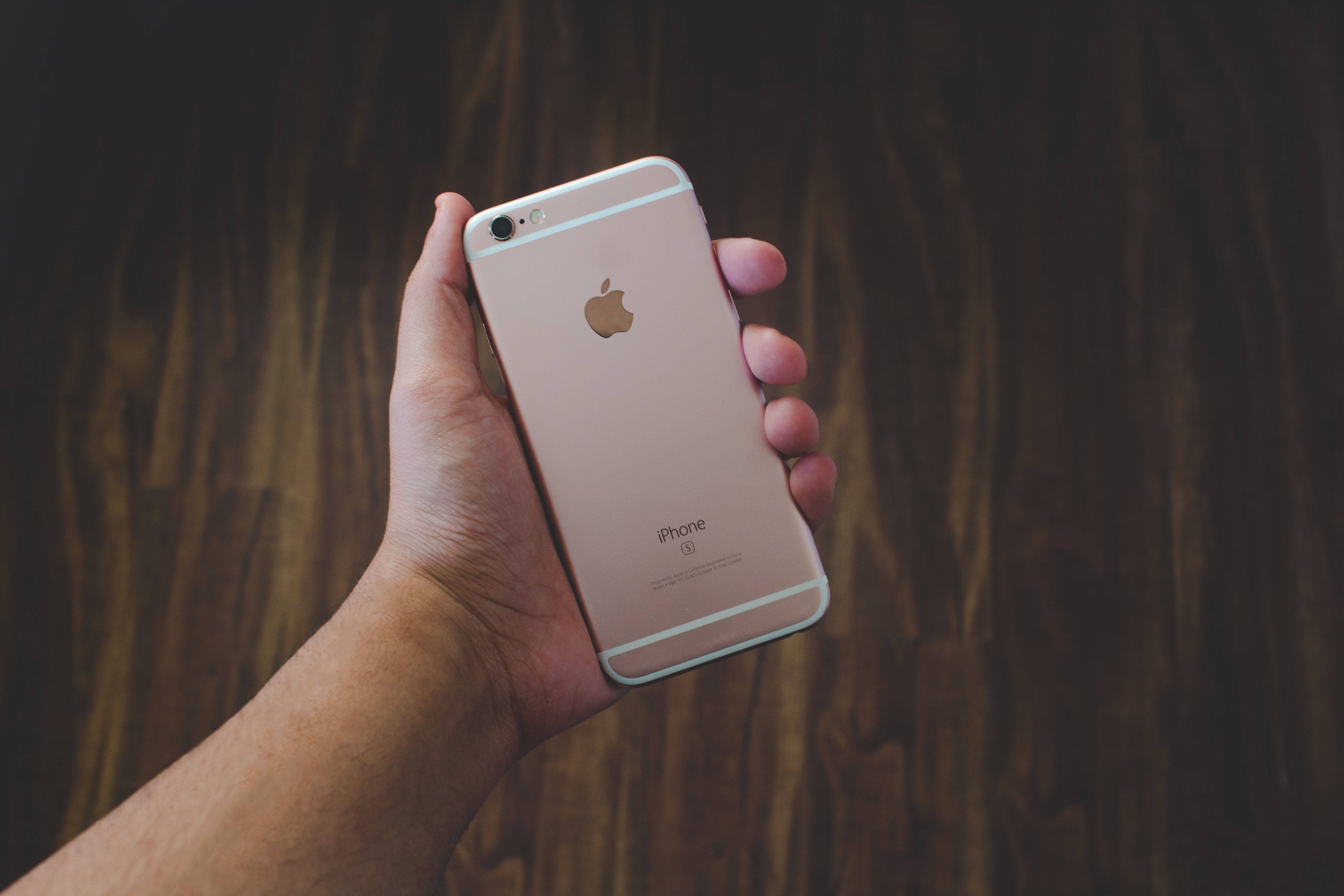 Mkono Unao Kufuta iPhone 6 ya Rose Gold Picha ya Ukuta