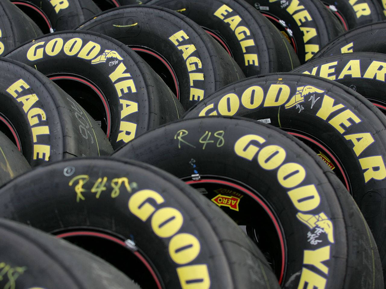 Mkusanyiko wa Matairi Nyeusi ya Goodyear Picha ya Ukuta
