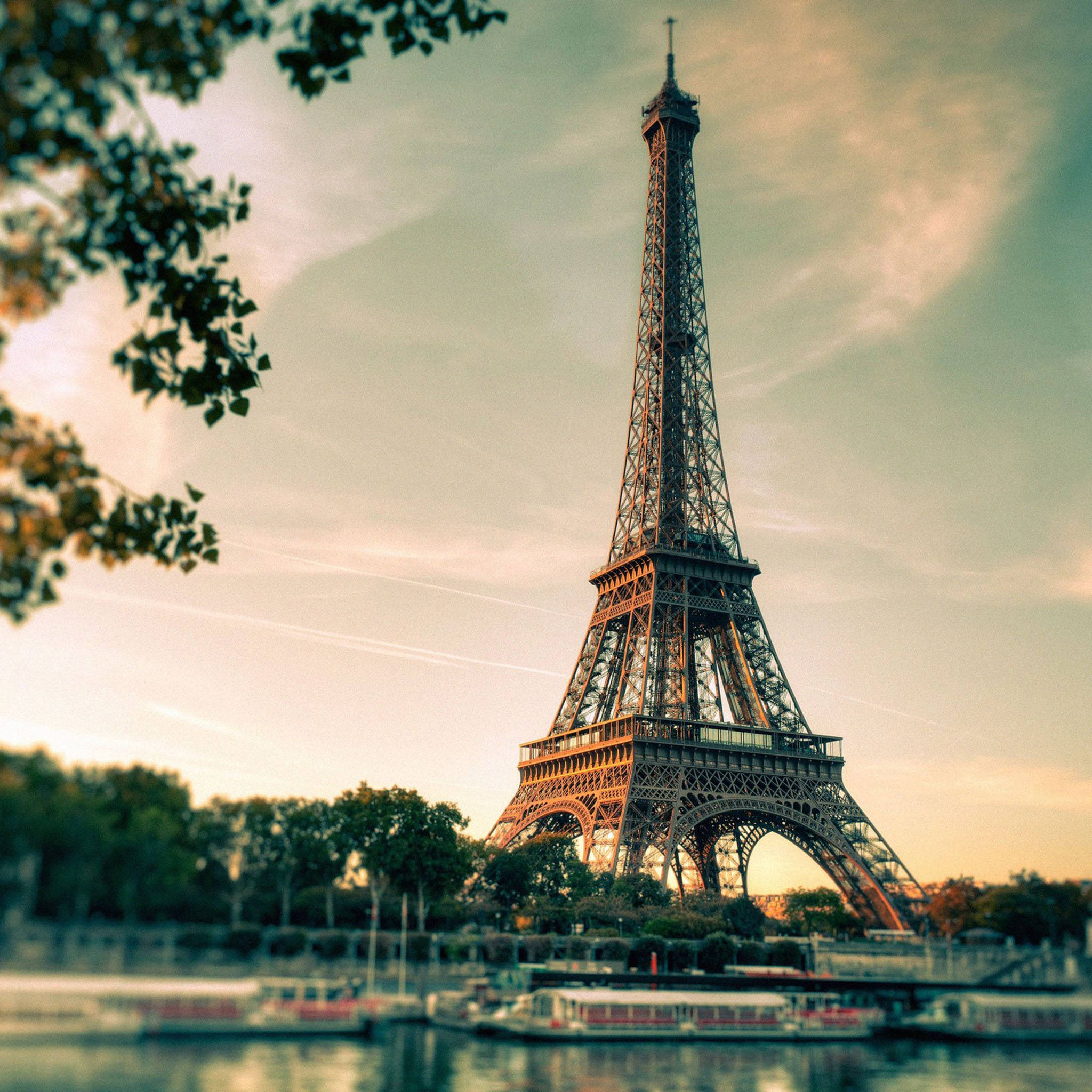 Mnara wa Eiffel wa Kupendeza kwa iPad Picha ya Ukuta