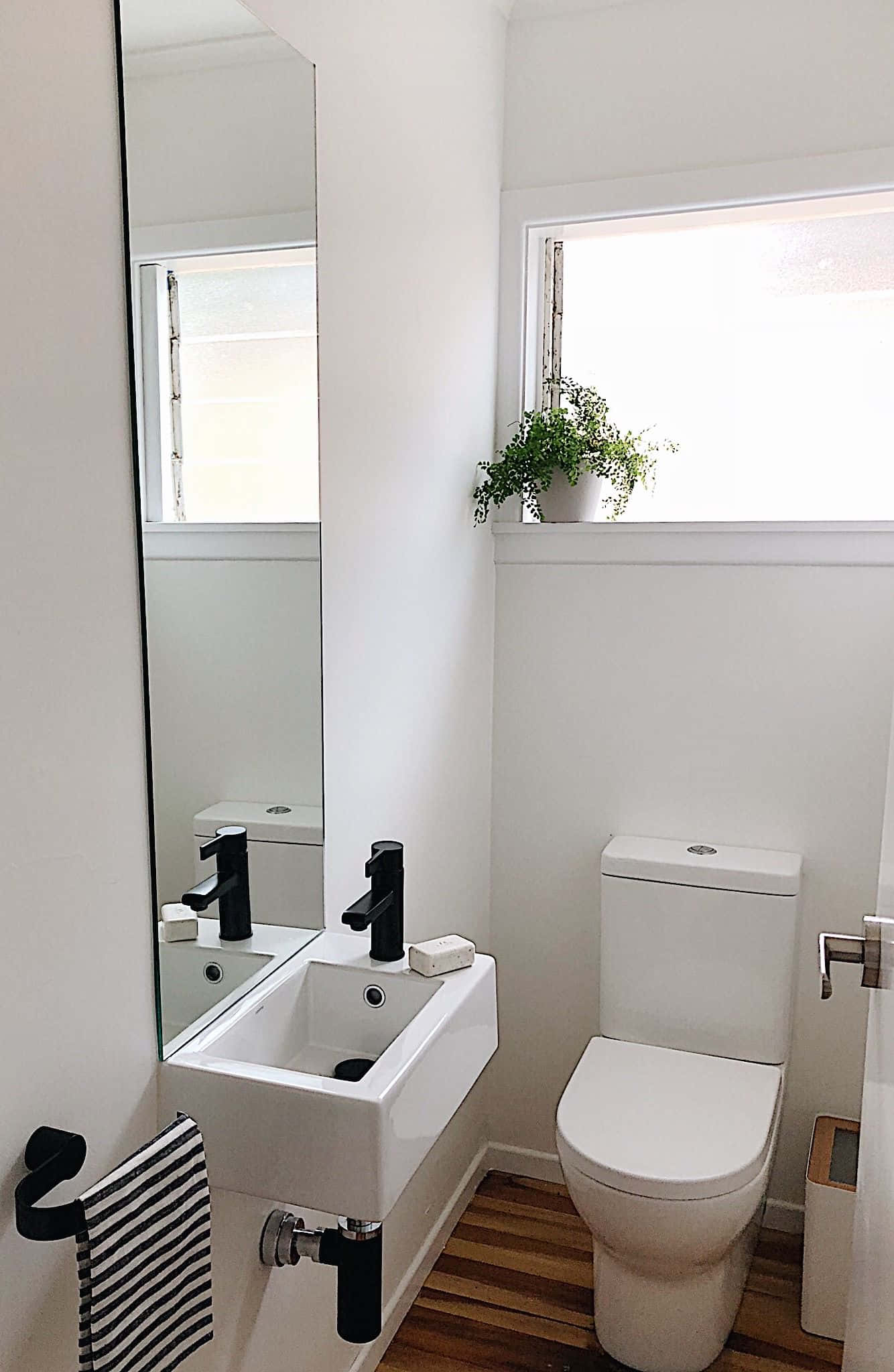 Modern and Elegant Home Bathroom Picha ya Ukuta
